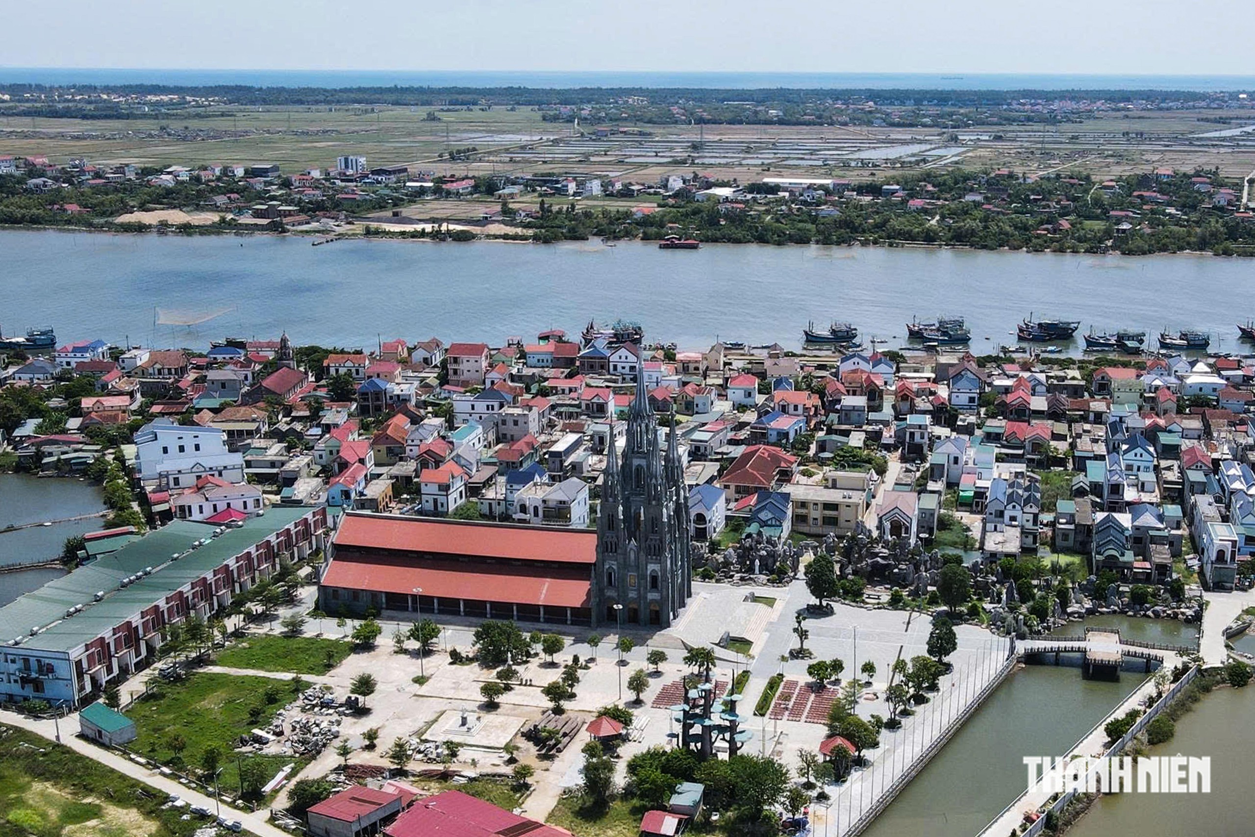 Cận cảnh nhà thờ Văn Phú 'ngoài Tây trong ta' xây gần 10 năm- Ảnh 2.