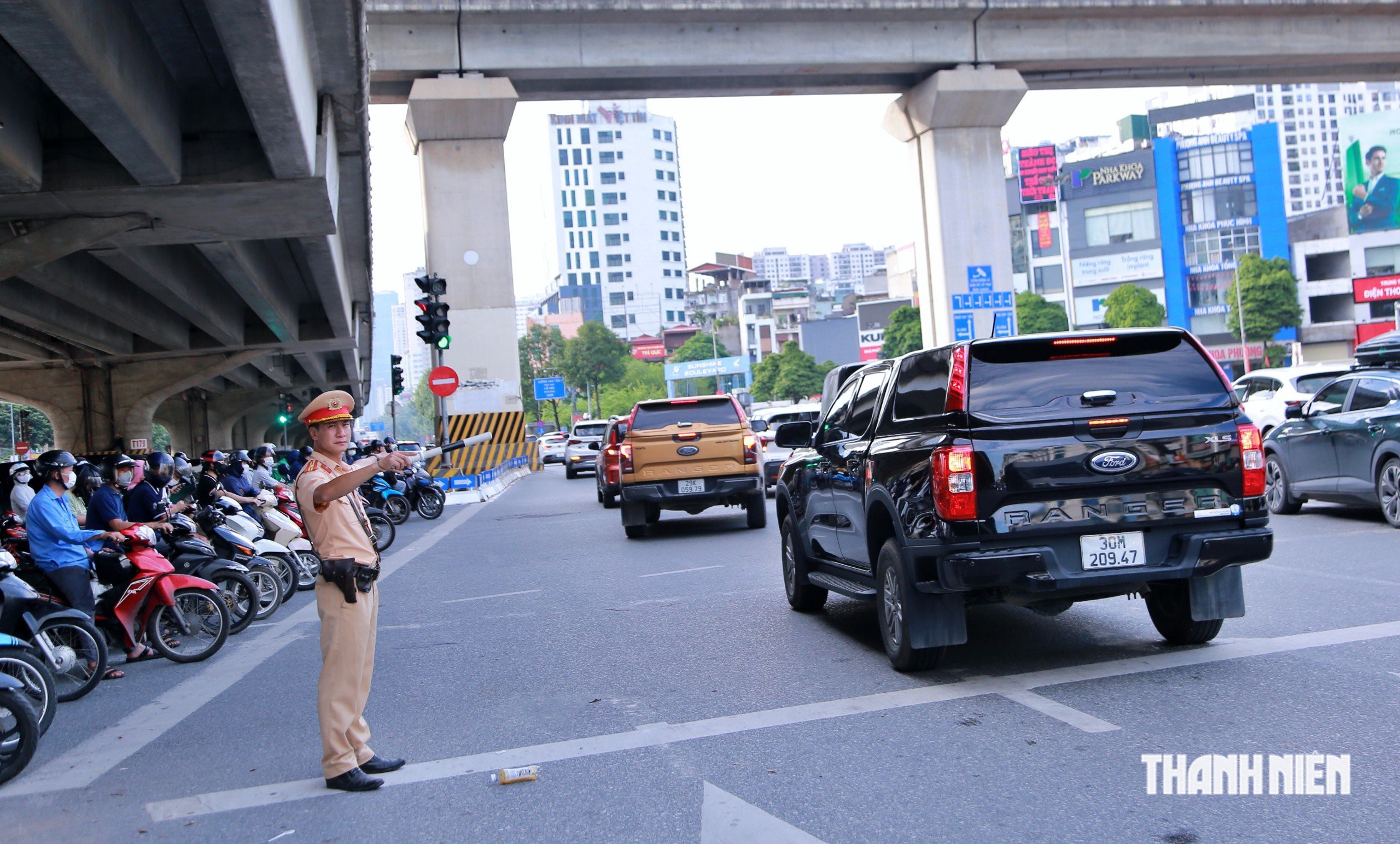 Nghỉ lễ 2.9: Đường phố H&agrave; Nội &ugrave;n tắc, d&ograve;ng xe nh&iacute;ch từng m&eacute;t tr&ecirc;n cao tốc - Ảnh 8.