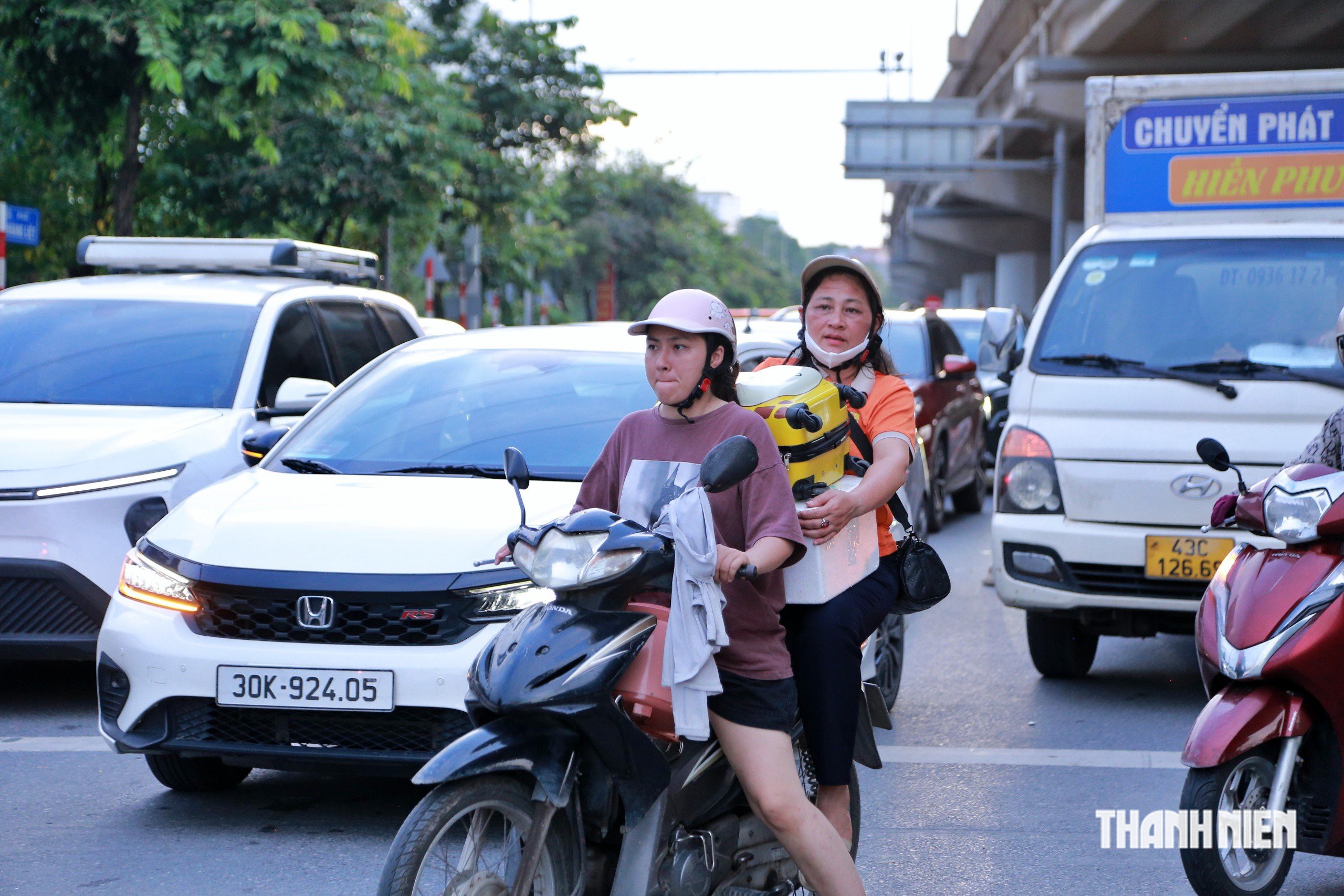 Nghỉ lễ 2.9: Đường phố H&agrave; Nội &ugrave;n tắc, d&ograve;ng xe nh&iacute;ch từng m&eacute;t tr&ecirc;n cao tốc - Ảnh 13.