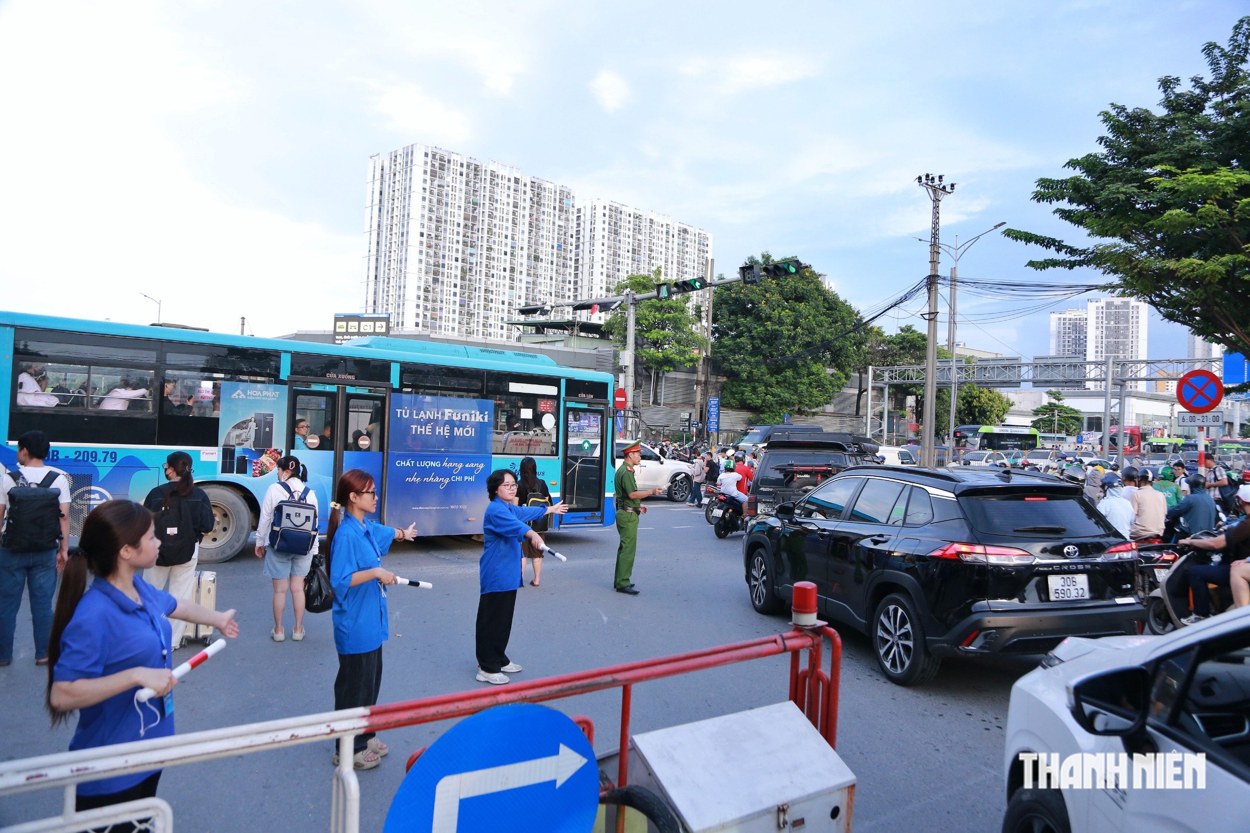 Nghỉ lễ 2.9: Đường phố H&agrave; Nội &ugrave;n tắc, d&ograve;ng xe nh&iacute;ch từng m&eacute;t tr&ecirc;n cao tốc - Ảnh 14.