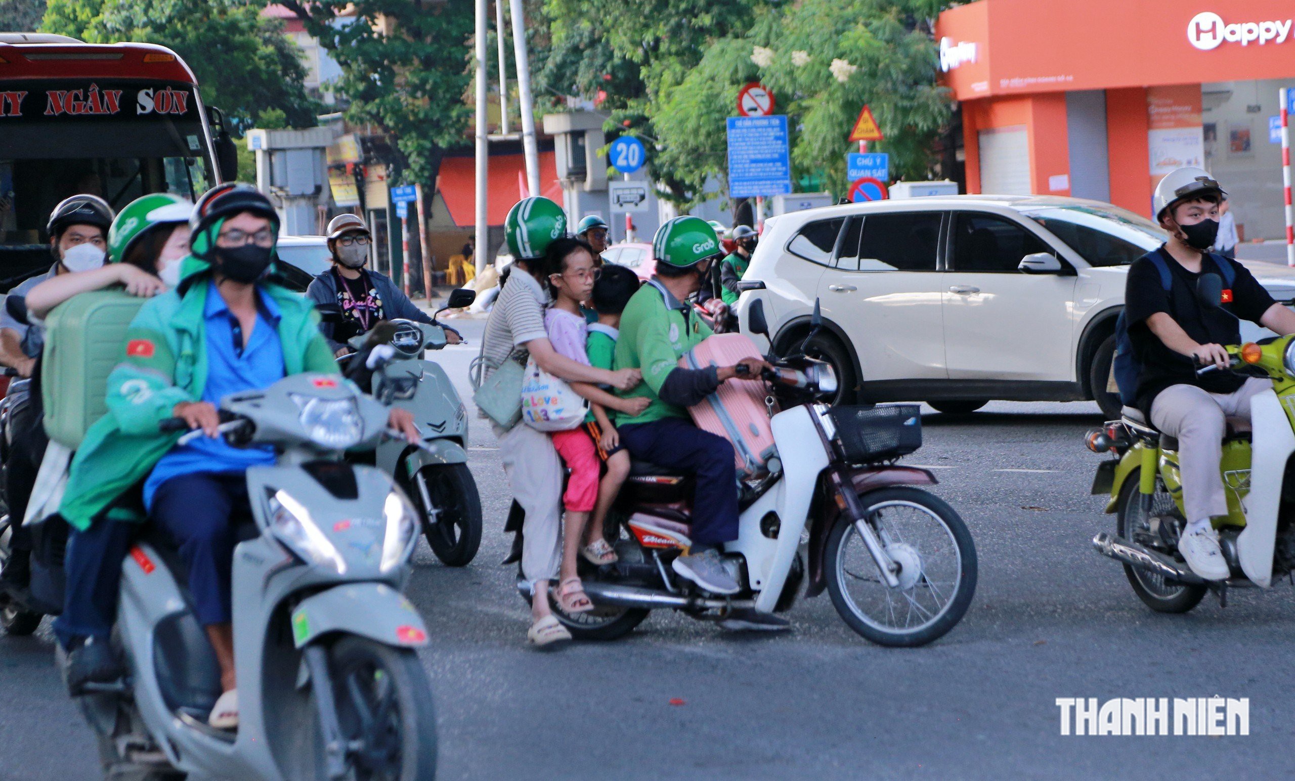 Nghỉ lễ 2.9: Đường phố H&agrave; Nội &ugrave;n tắc, d&ograve;ng xe nh&iacute;ch từng m&eacute;t tr&ecirc;n cao tốc - Ảnh 12.