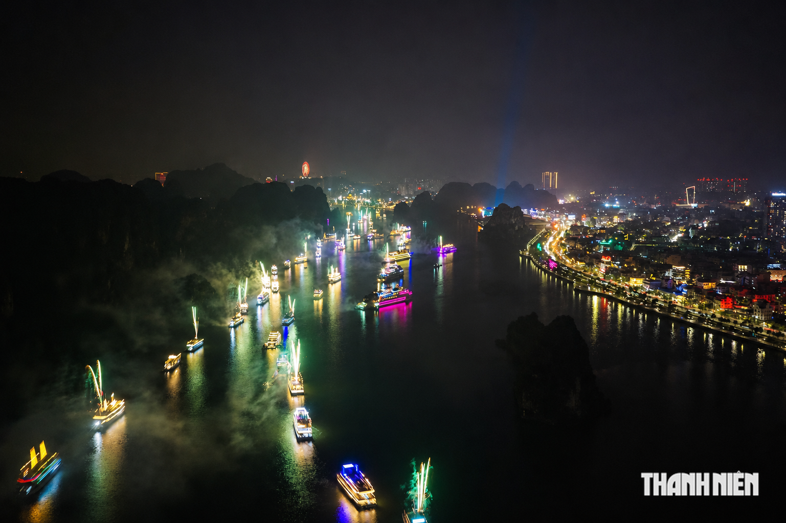 Biển người đội mưa theo dõi concert đông nhất Việt Nam ở Quảng Ninh- Ảnh 4.