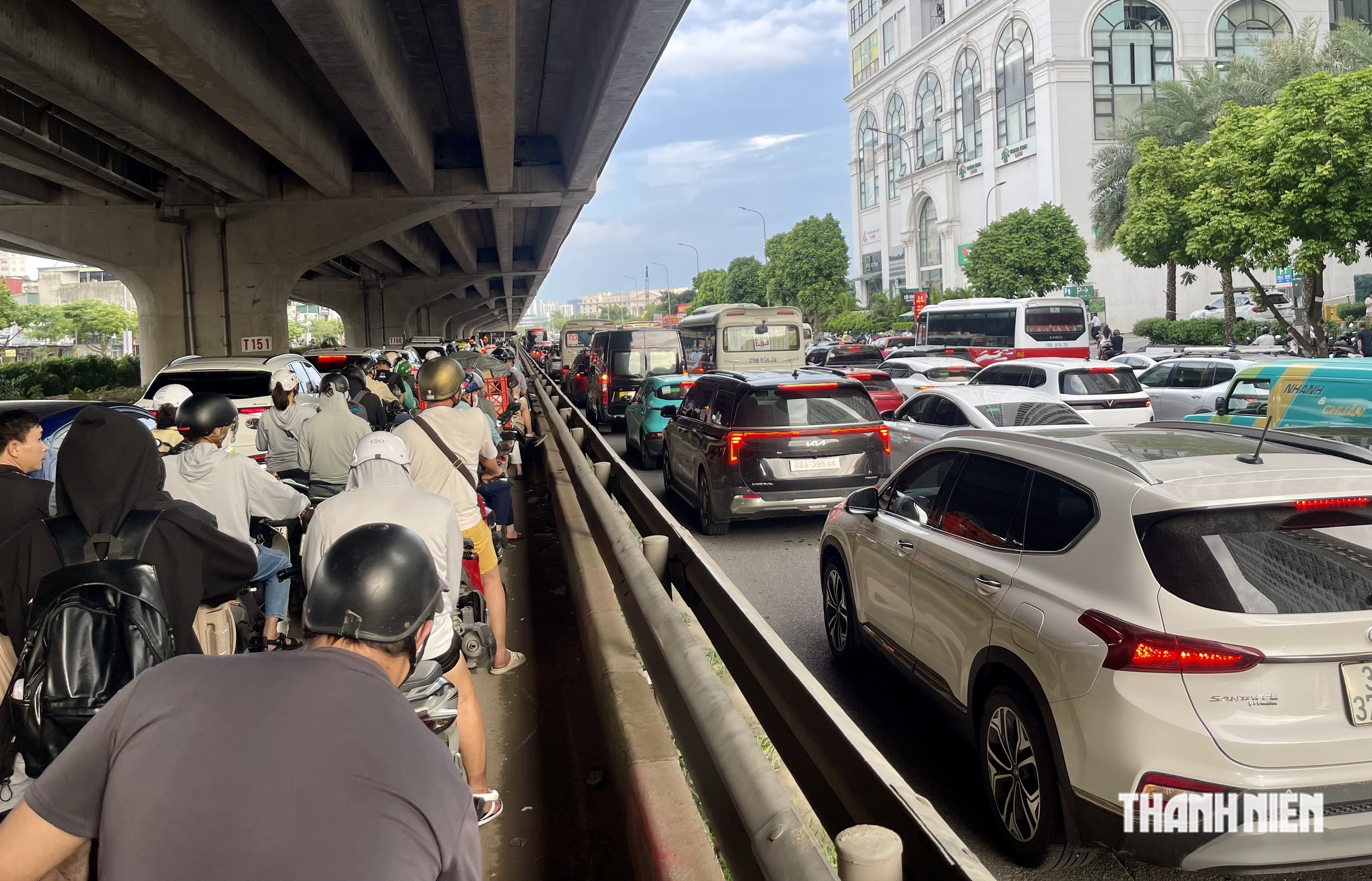 Nghỉ lễ 2.9: Đường phố H&agrave; Nội &ugrave;n tắc, d&ograve;ng xe nh&iacute;ch từng m&eacute;t tr&ecirc;n cao tốc - Ảnh 5.