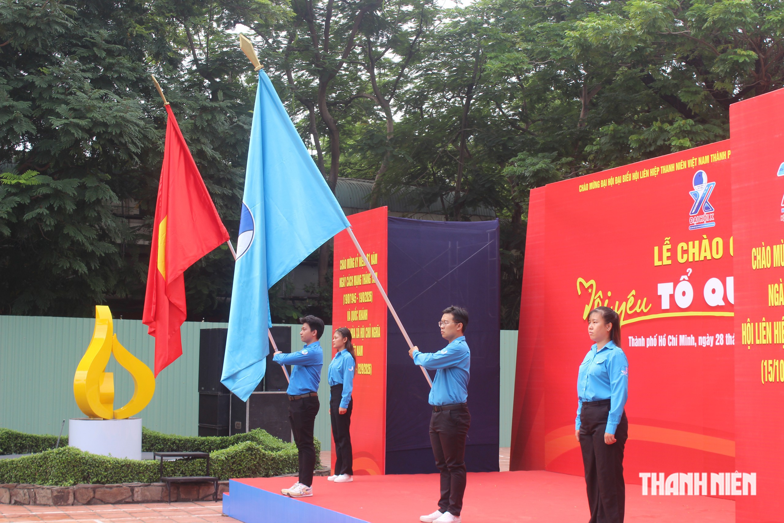 Xúc động Lễ chào cờ ‘Tôi yêu Tổ quốc tôi’ tại công viên Lê Thị Riêng - Ảnh 2.