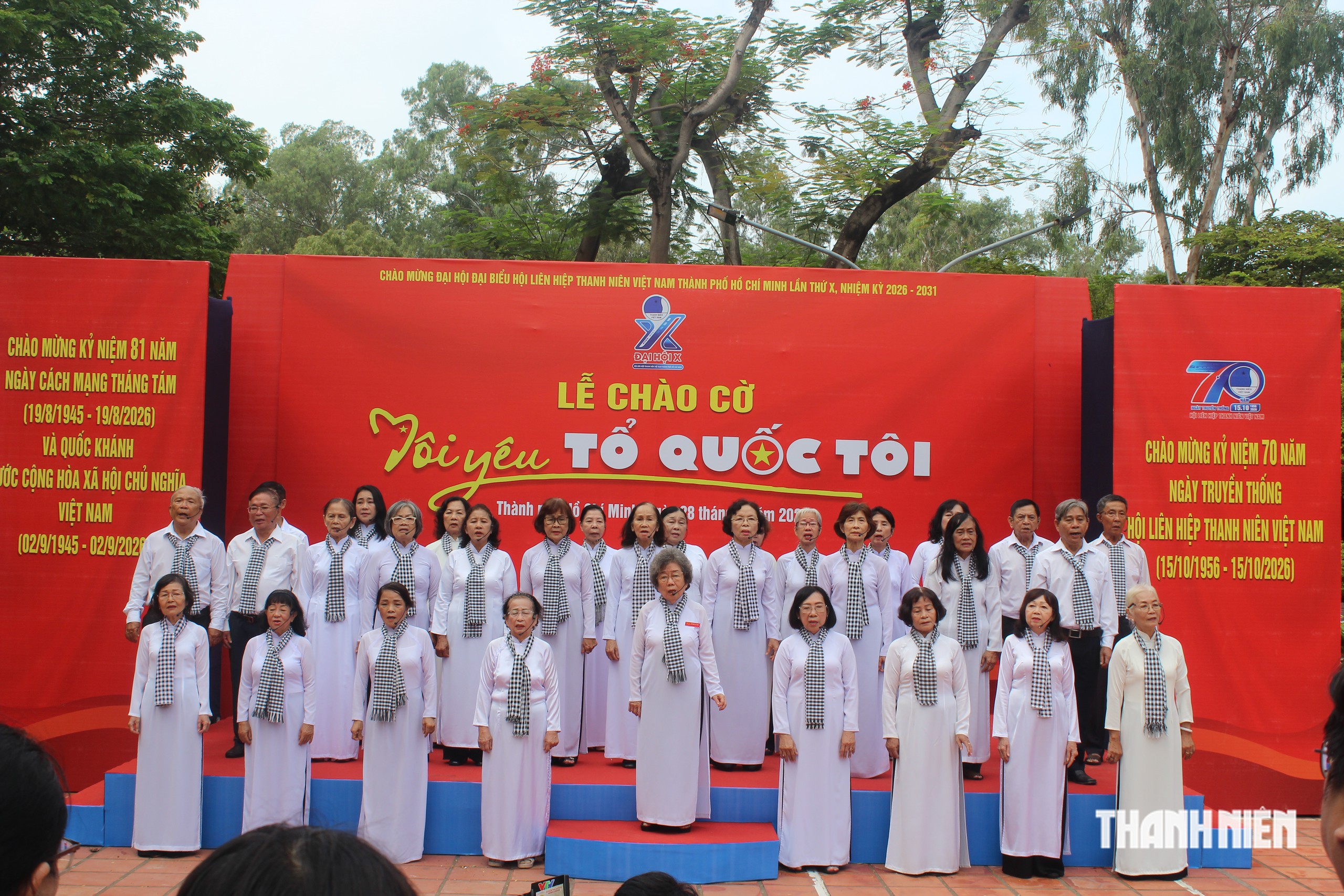 Xúc động Lễ chào cờ ‘Tôi yêu Tổ quốc tôi’ tại công viên Lê Thị Riêng - Ảnh 3.