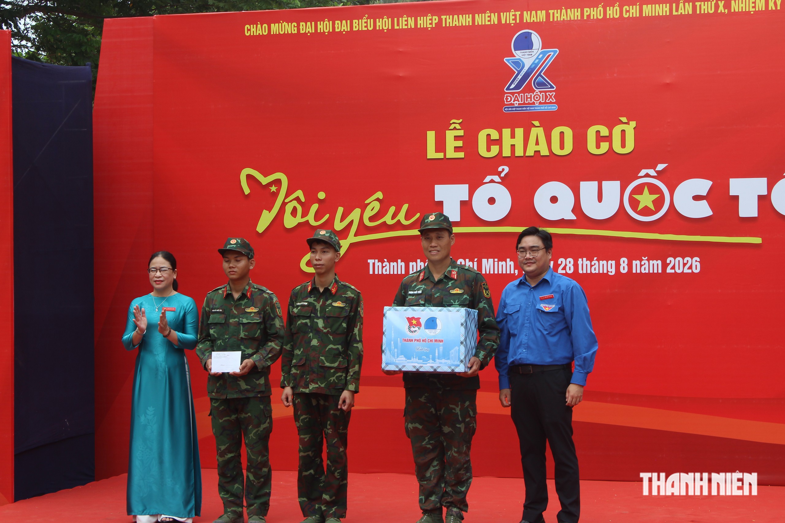 Xúc động Lễ chào cờ ‘Tôi yêu Tổ quốc tôi’ tại công viên Lê Thị Riêng - Ảnh 8.