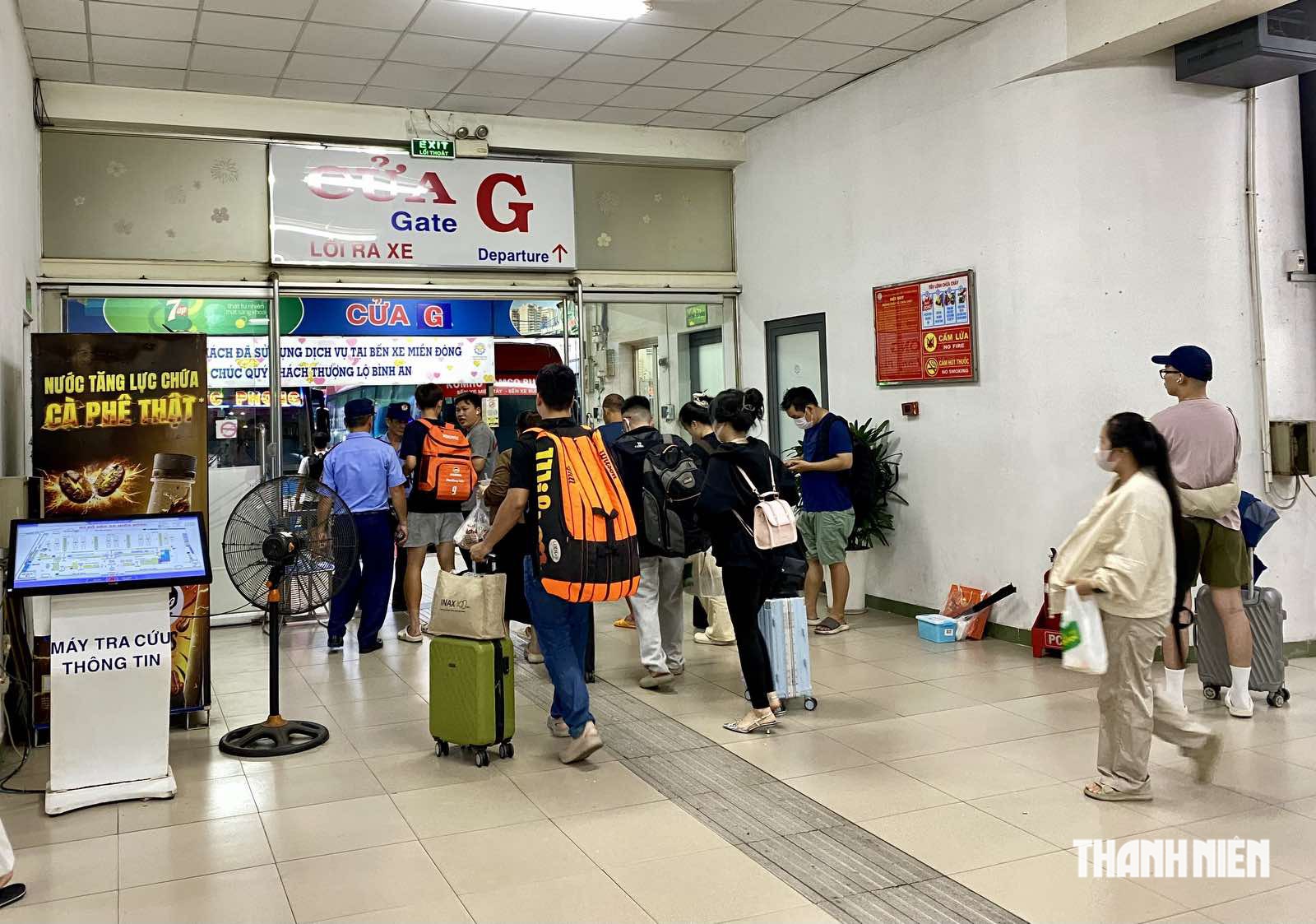 Người trẻ rời thành phố, hối hả về quê nghỉ lễ 2.9 - Ảnh 18.