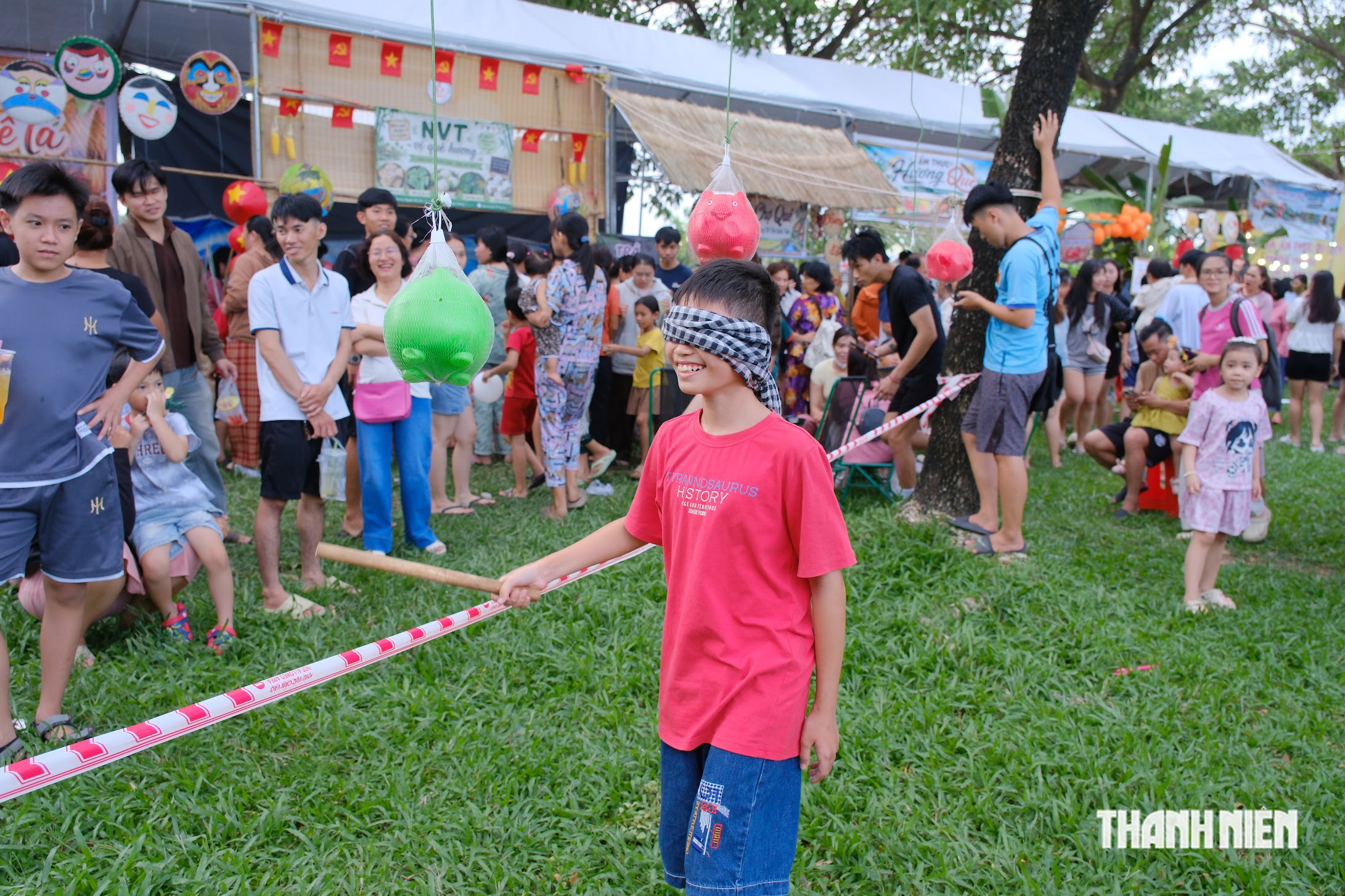 Chợ quê bên rạch ở TP.HCM hút khách với hơn 70 gian hàng, nhiều món dân gian - Ảnh 6.