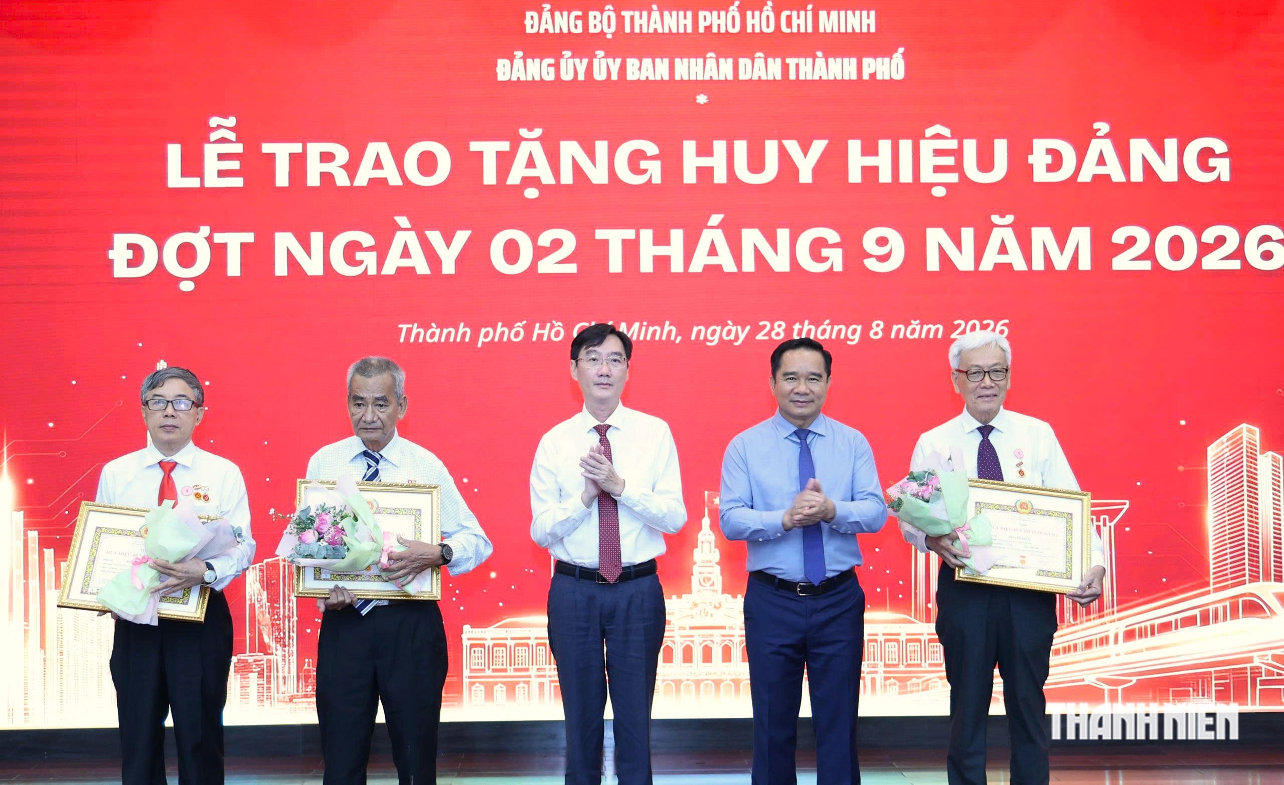 Chủ tịch Nguyễn Văn Được trao huy hiệu Đảng dịp Quốc khánh- Ảnh 3.
