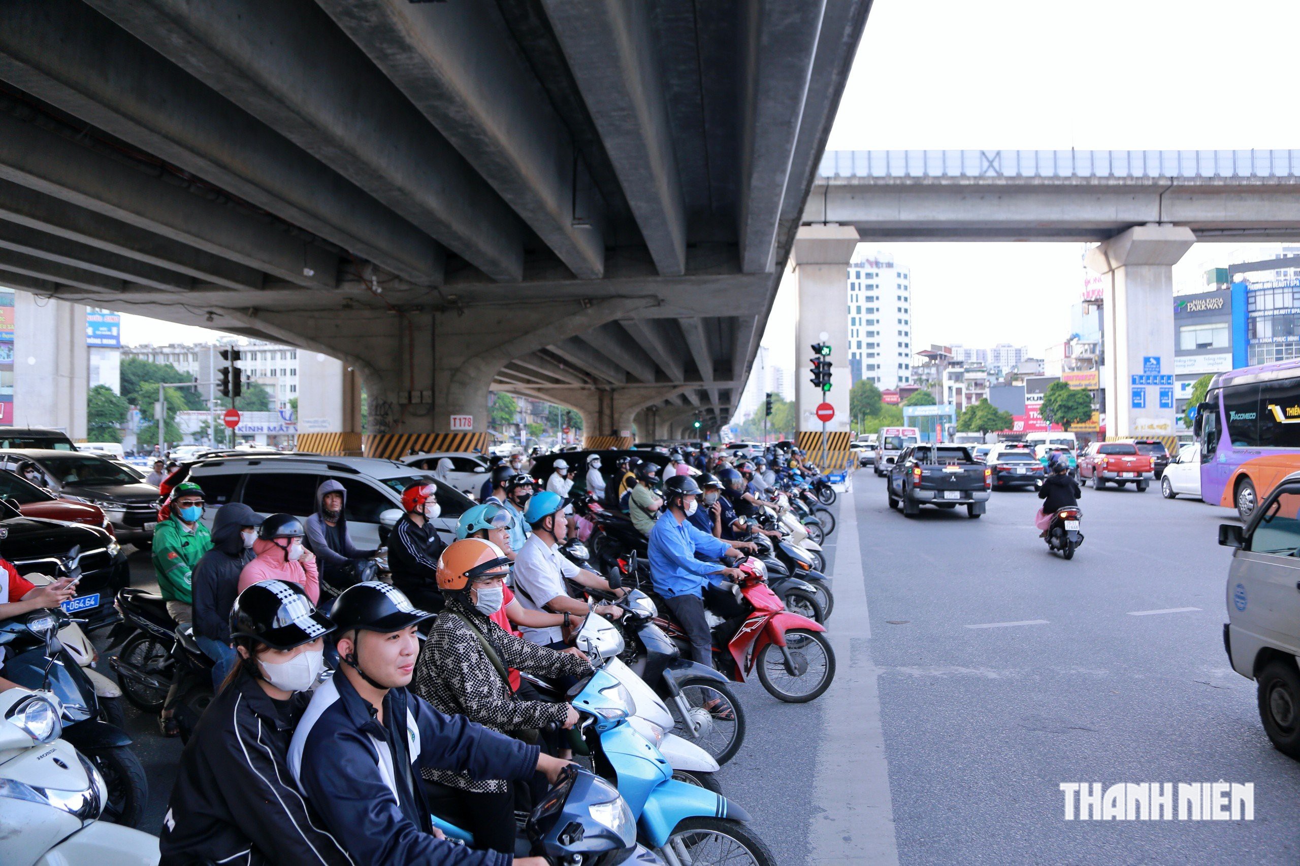 Nghỉ lễ 2.9: Đường phố H&agrave; Nội &ugrave;n tắc, d&ograve;ng xe nh&iacute;ch từng m&eacute;t tr&ecirc;n cao tốc - Ảnh 7.