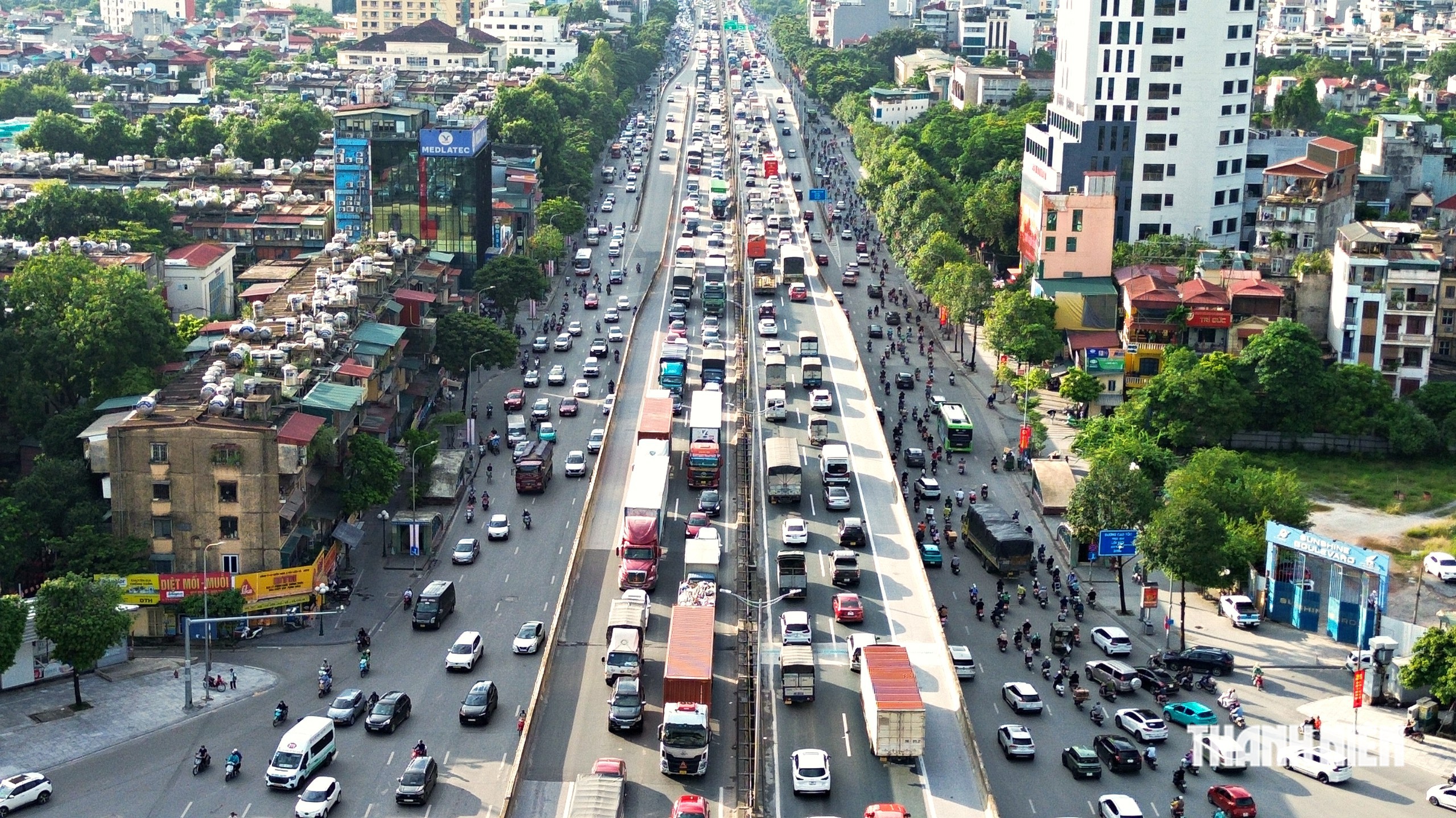 Nghỉ lễ 2.9: Đường phố H&agrave; Nội &ugrave;n tắc, d&ograve;ng xe nh&iacute;ch từng m&eacute;t tr&ecirc;n cao tốc - Ảnh 1.