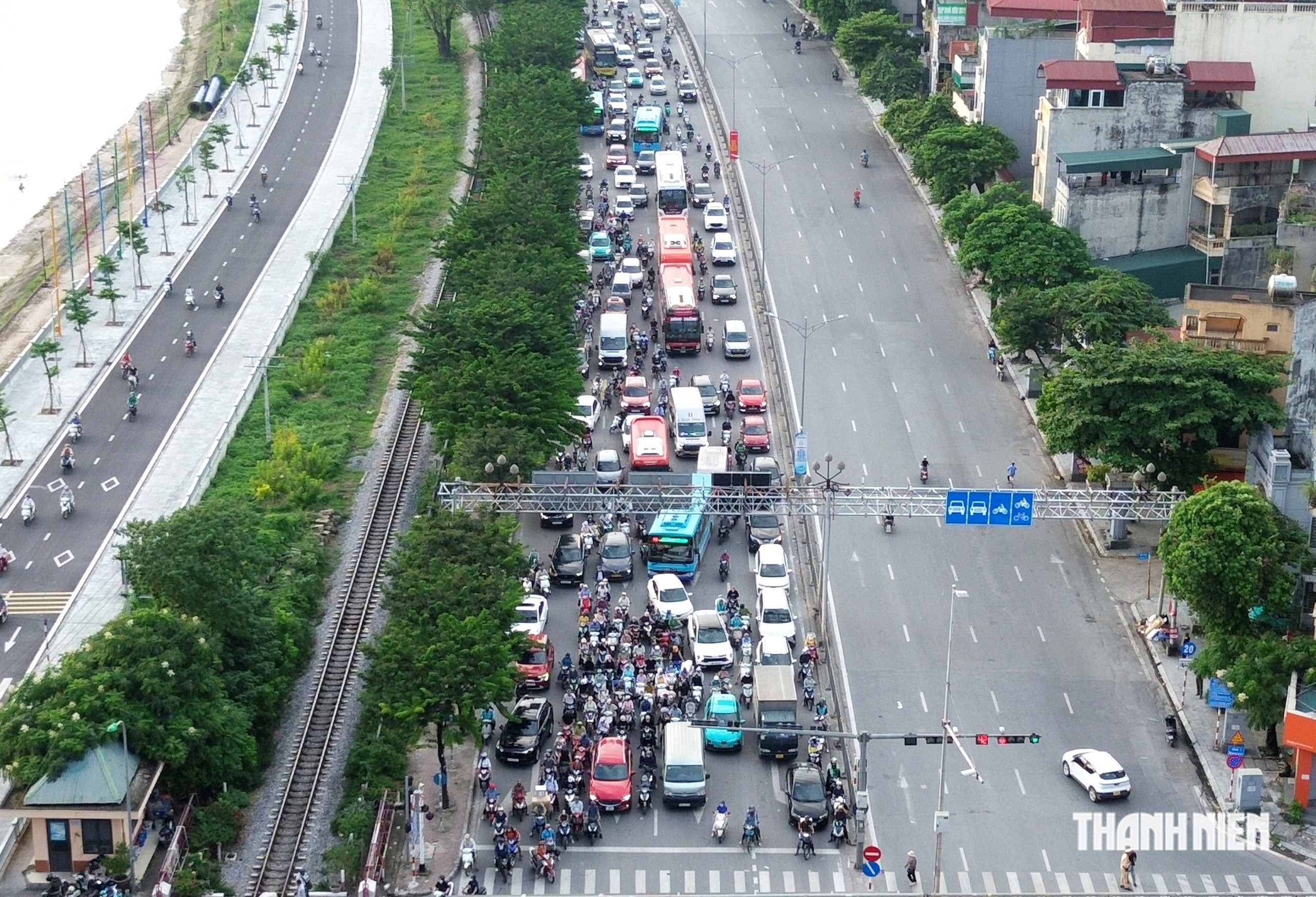 Nghỉ lễ 2.9: Đường phố H&agrave; Nội &ugrave;n tắc, d&ograve;ng xe nh&iacute;ch từng m&eacute;t tr&ecirc;n cao tốc - Ảnh 15.