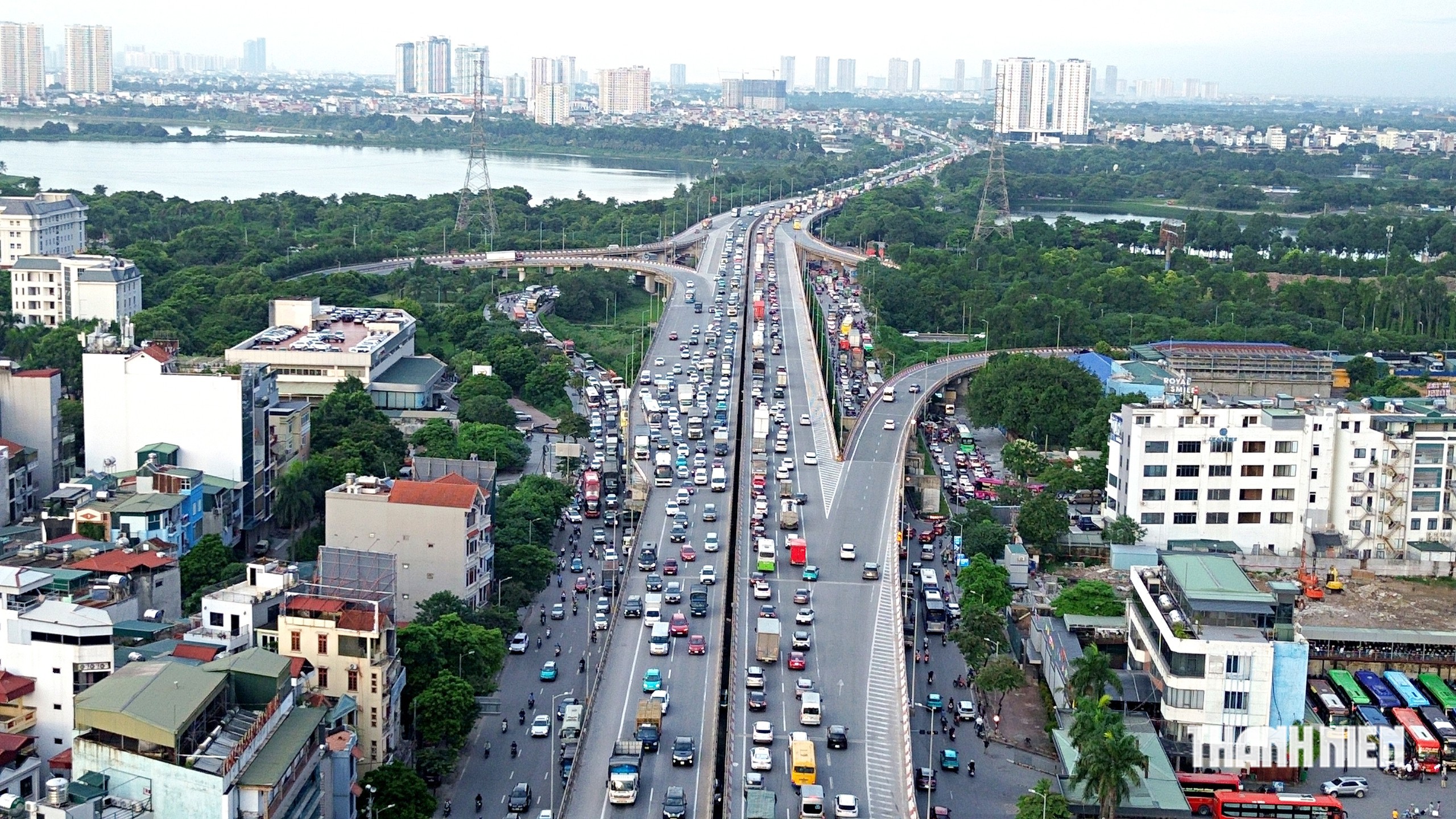 Nghỉ lễ 2.9: Đường phố H&agrave; Nội &ugrave;n tắc, d&ograve;ng xe nh&iacute;ch từng m&eacute;t tr&ecirc;n cao tốc - Ảnh 16.