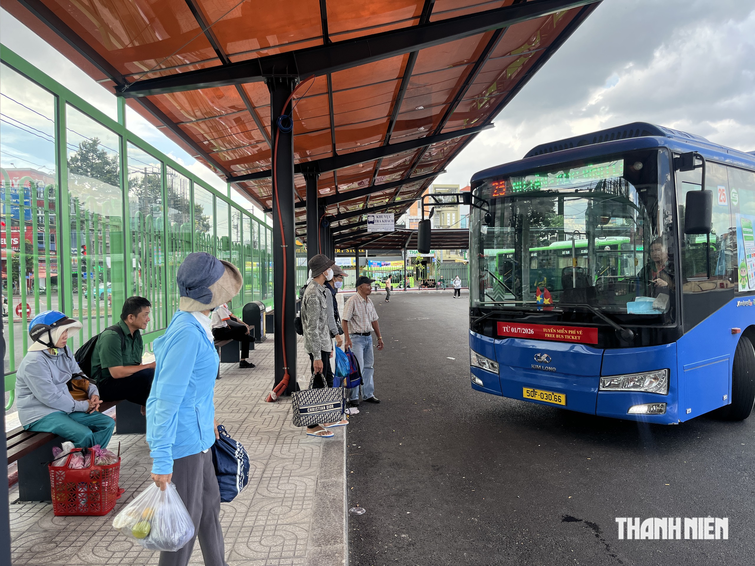 Đặt vé trước 7 ngày vẫn gần hết, người trẻ rời TP.HCM về quê dịp lễ 2.9 - Ảnh 1.