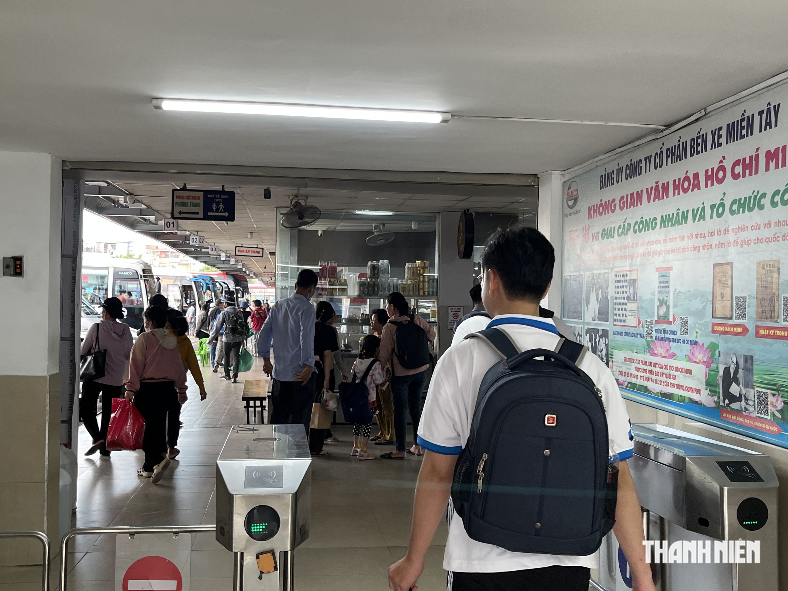Đặt vé trước 7 ngày vẫn gần hết, người trẻ rời TP.HCM về quê dịp lễ 2.9 - Ảnh 3.