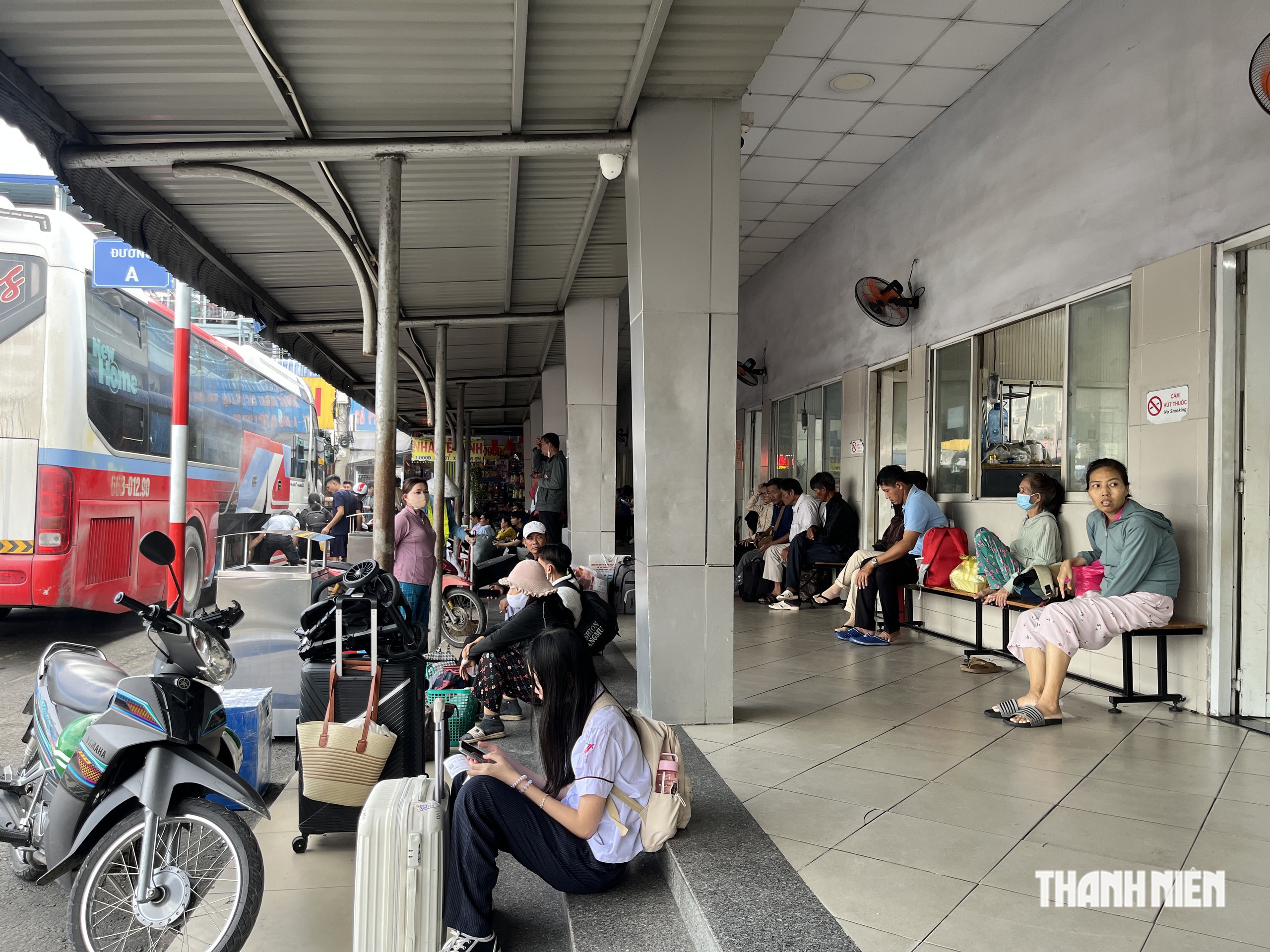 Đặt vé trước 7 ngày vẫn gần hết, người trẻ rời TP.HCM về quê dịp lễ 2.9 - Ảnh 7.