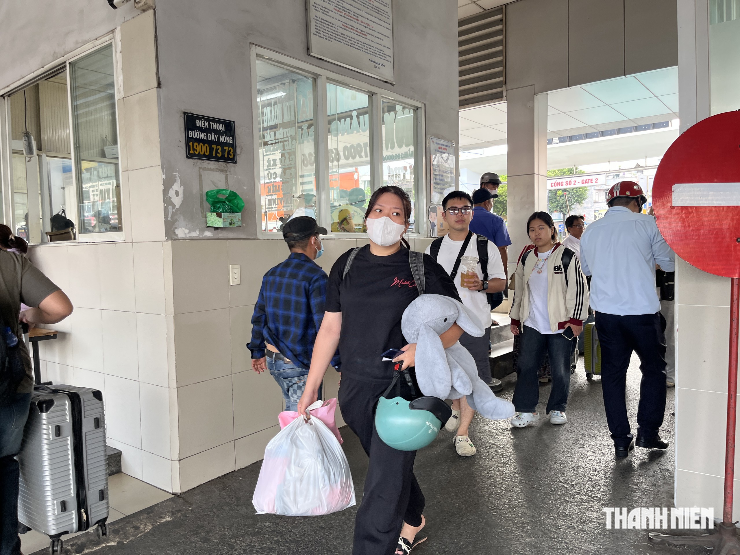 Đặt vé trước 7 ngày vẫn gần hết, người trẻ rời TP.HCM về quê dịp lễ 2.9 - Ảnh 10.