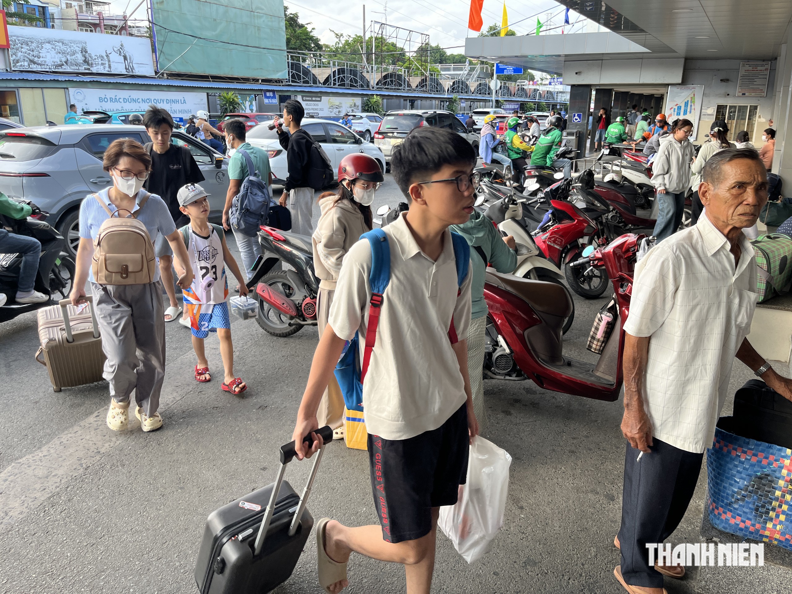 Đặt vé trước 7 ngày vẫn gần hết, người trẻ rời TP.HCM về quê dịp lễ 2.9 - Ảnh 6.