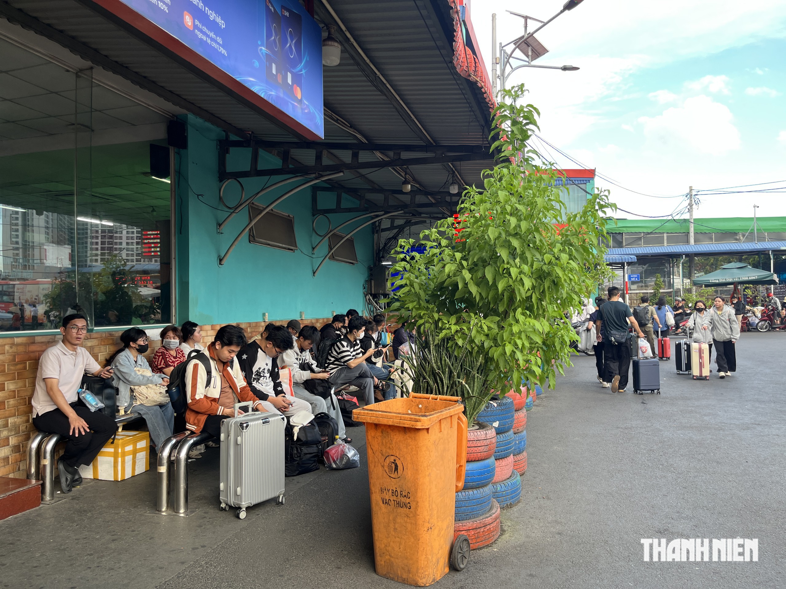 Đặt vé trước 7 ngày vẫn gần hết, người trẻ rời TP.HCM về quê dịp lễ 2.9 - Ảnh 5.