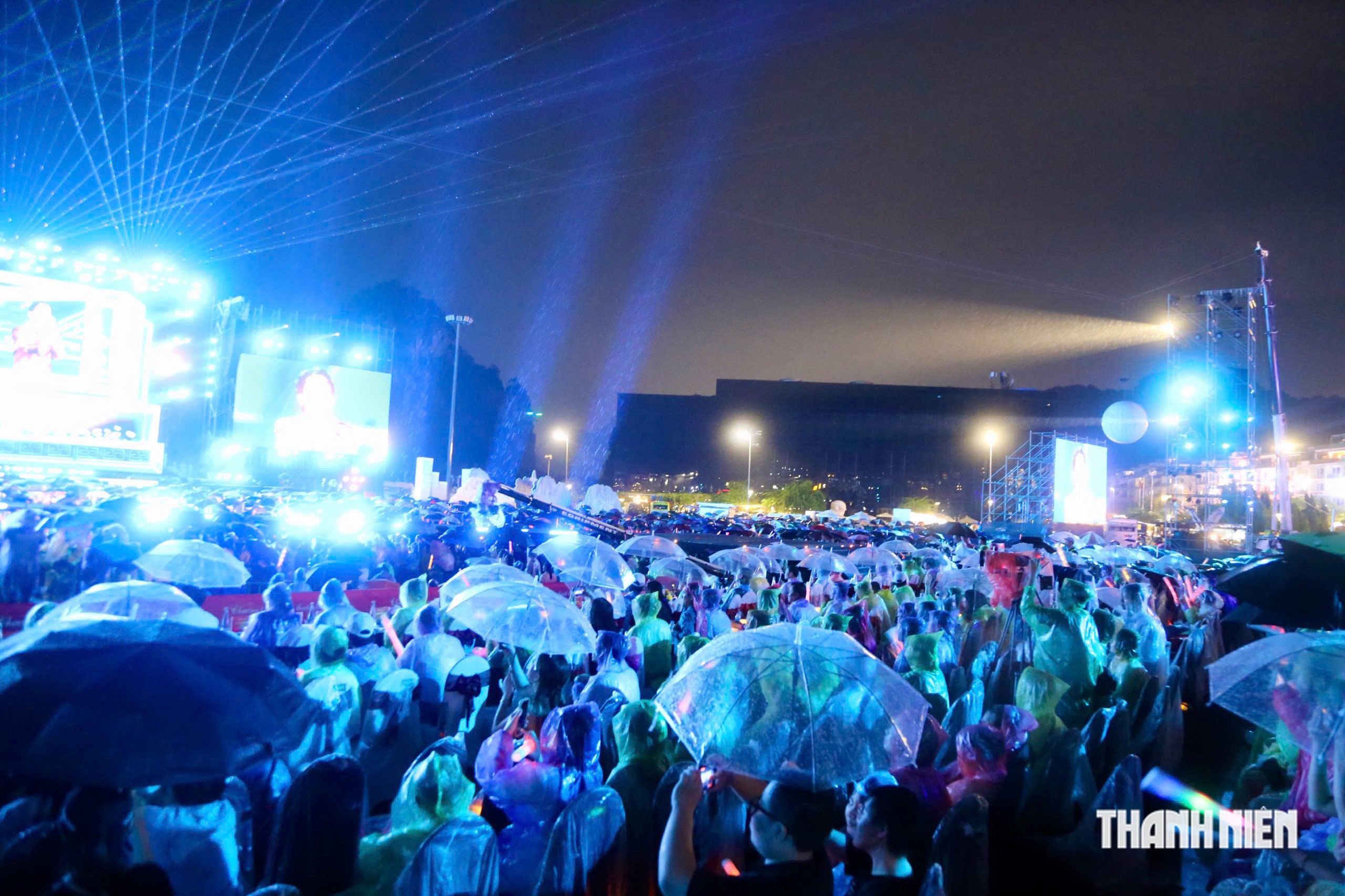 Biển người đội mưa theo dõi concert đông nhất Việt Nam ở Quảng Ninh- Ảnh 2.