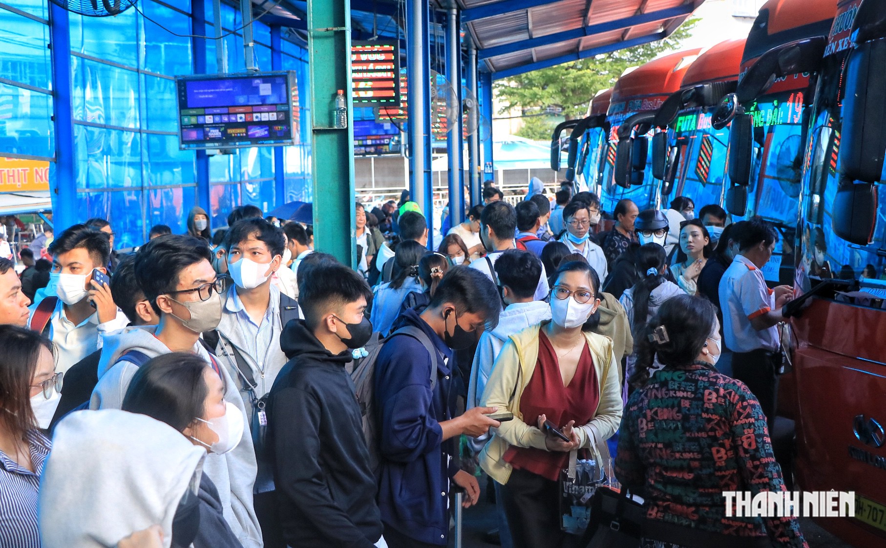 &Ugrave;n &ugrave;n người về qu&ecirc; nghỉ lễ 2.9: Ngồi 'chạy deadline' trước ph&uacute;t l&ecirc;n xe ở TP.HCM - Ảnh 1.