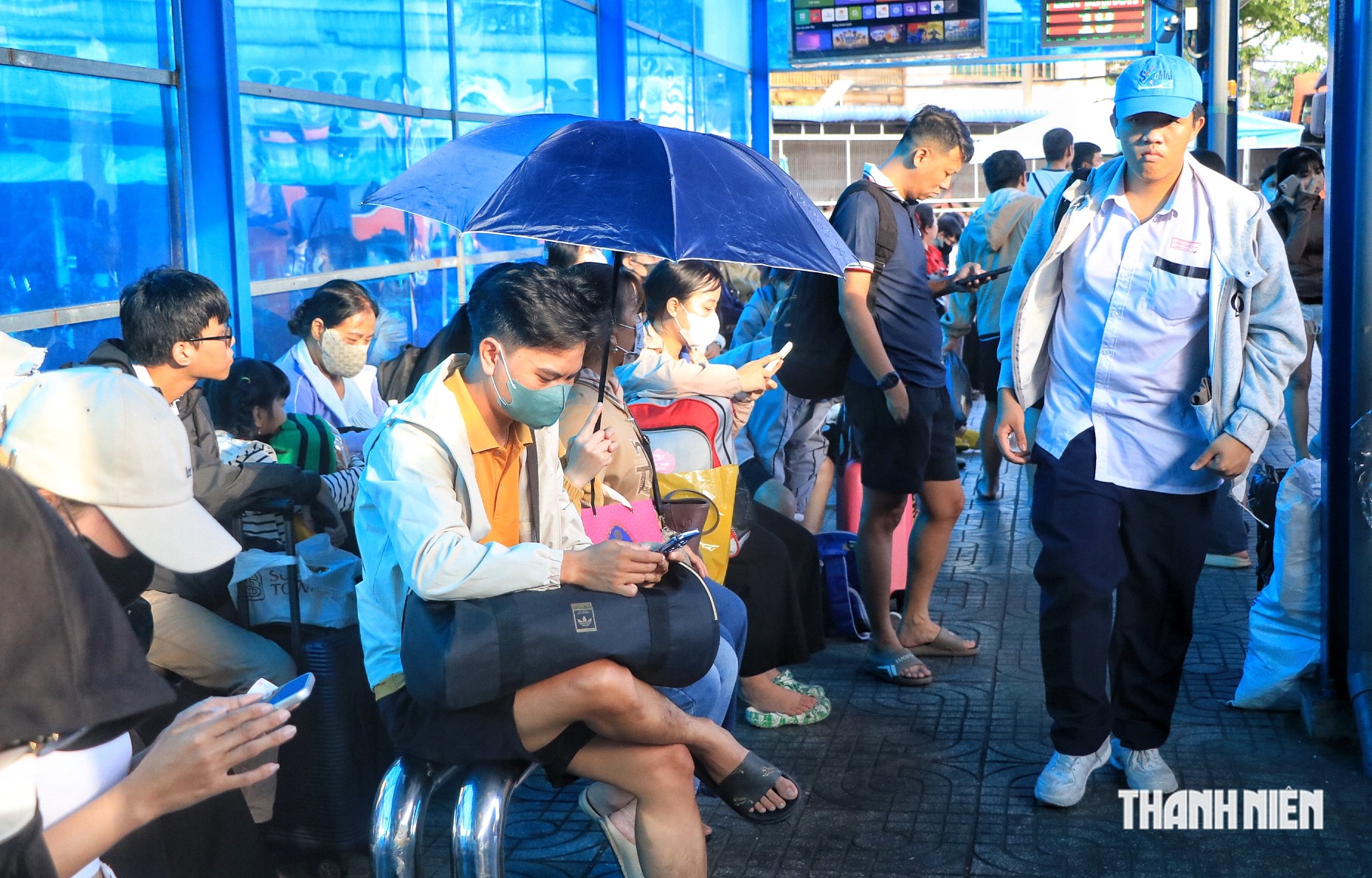 &Ugrave;n &ugrave;n người về qu&ecirc; nghỉ lễ 2.9: Ngồi 'chạy deadline' trước ph&uacute;t l&ecirc;n xe ở TP.HCM - Ảnh 7.