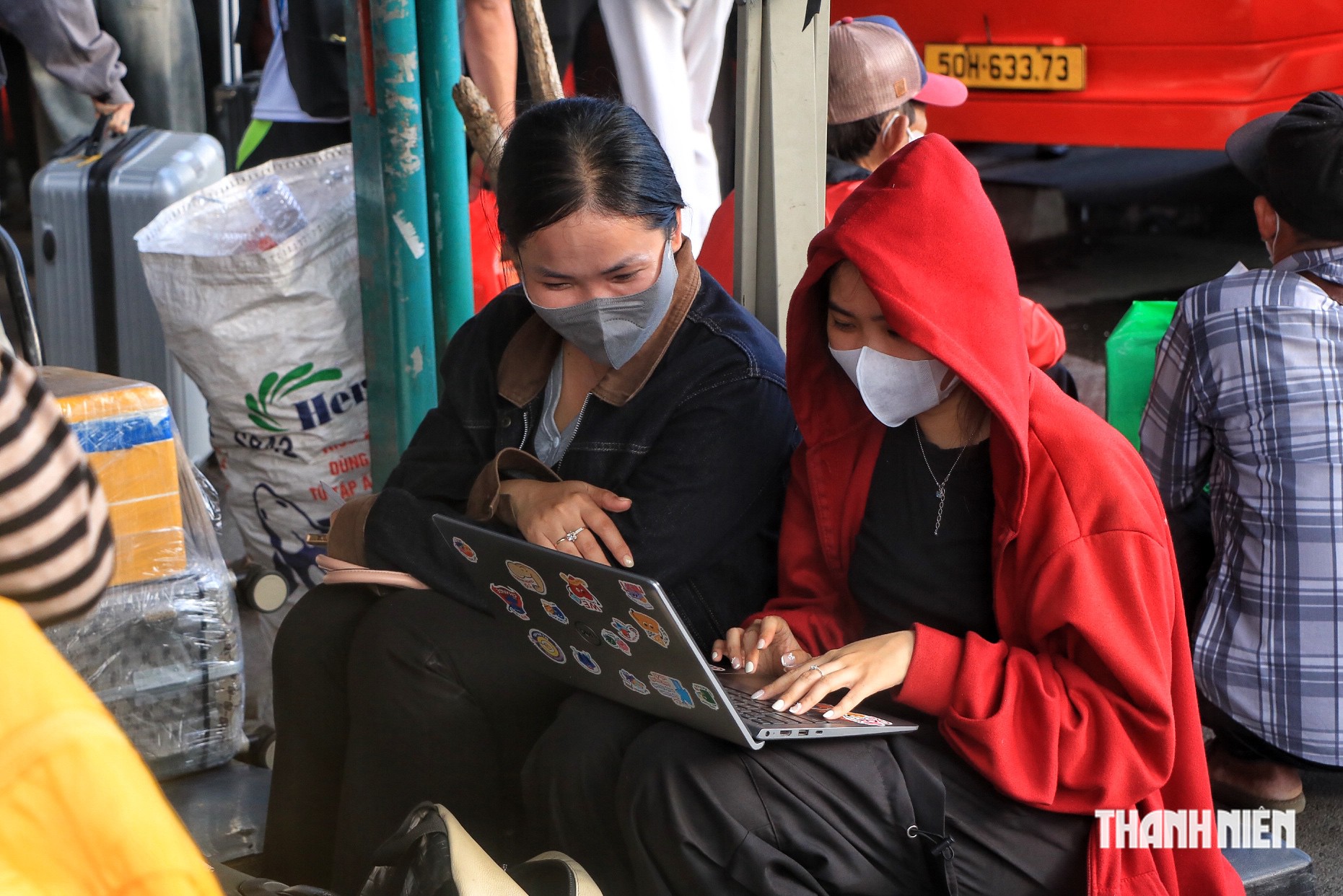 &Ugrave;n &ugrave;n người về qu&ecirc; nghỉ lễ 2.9: Ngồi 'chạy deadline' trước ph&uacute;t l&ecirc;n xe ở TP.HCM - Ảnh 3.