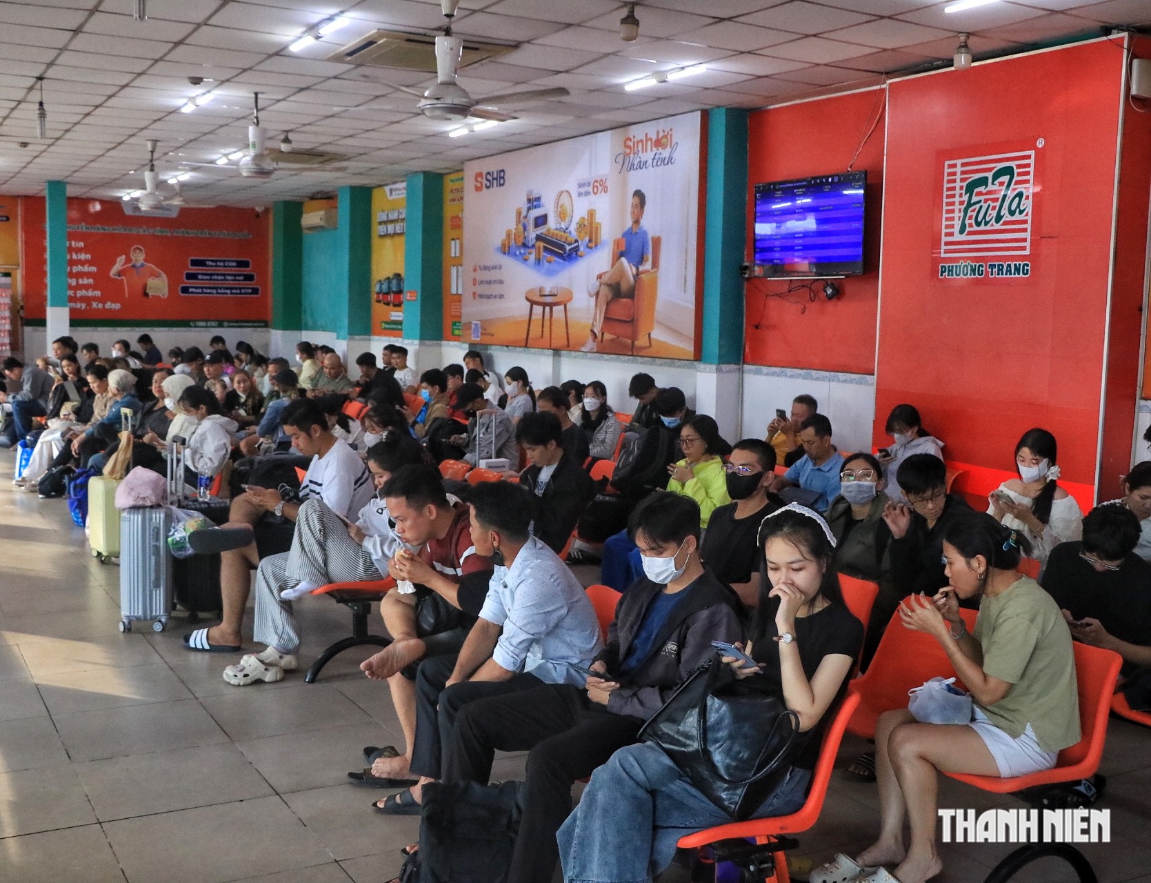 &Ugrave;n &ugrave;n người về qu&ecirc; nghỉ lễ 2.9: Ngồi 'chạy deadline' trước ph&uacute;t l&ecirc;n xe ở TP.HCM - Ảnh 2.