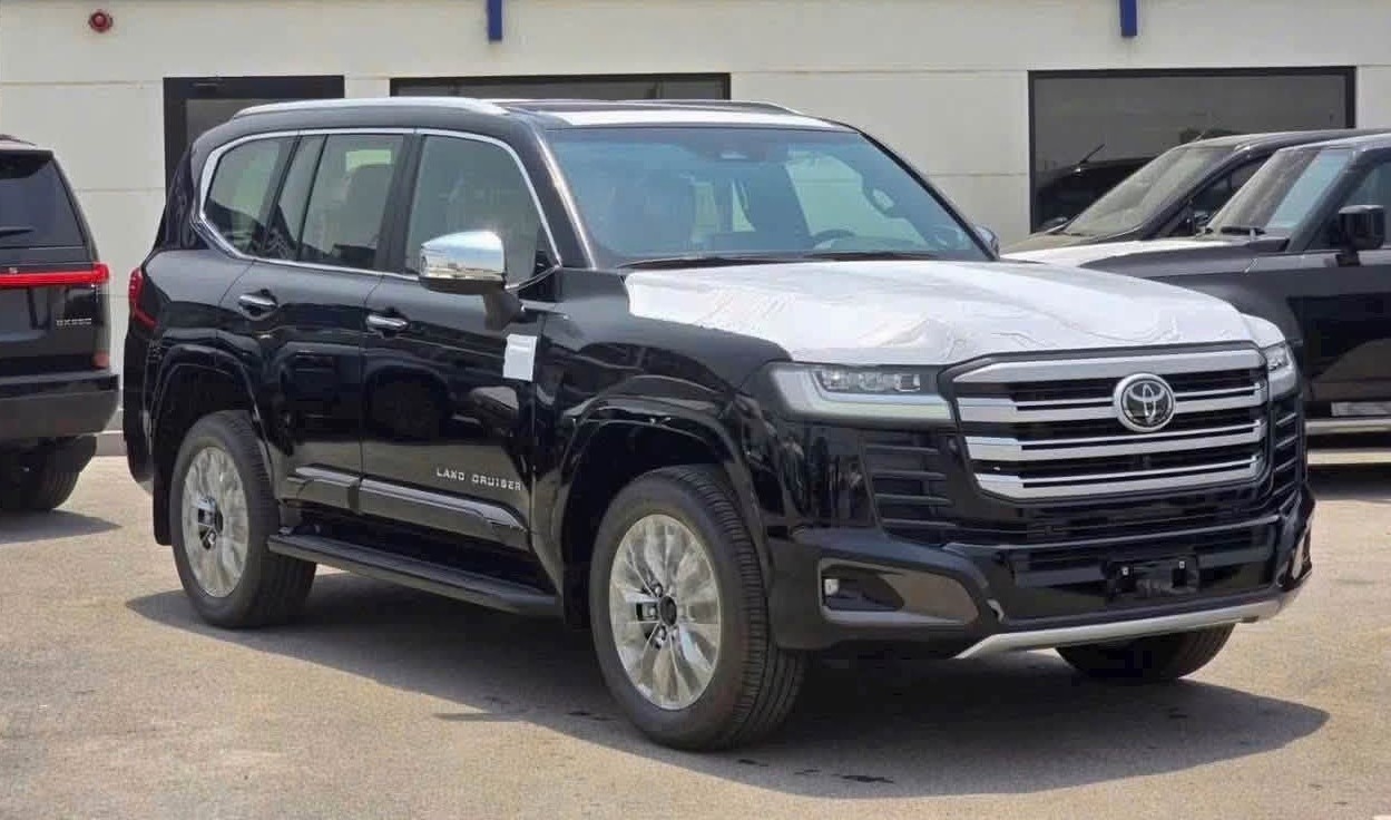 Chưa bán chính thức, 'xe chủ tịch' Toyota Land Cruiser Hybrid đã đội giá gần 1 tỉ Chưa bán chính thức, ‘xe chủ tịch’ Toyota Land Cruiser Hybrid đã đội giá gần 1 tỉ - Ảnh 1.