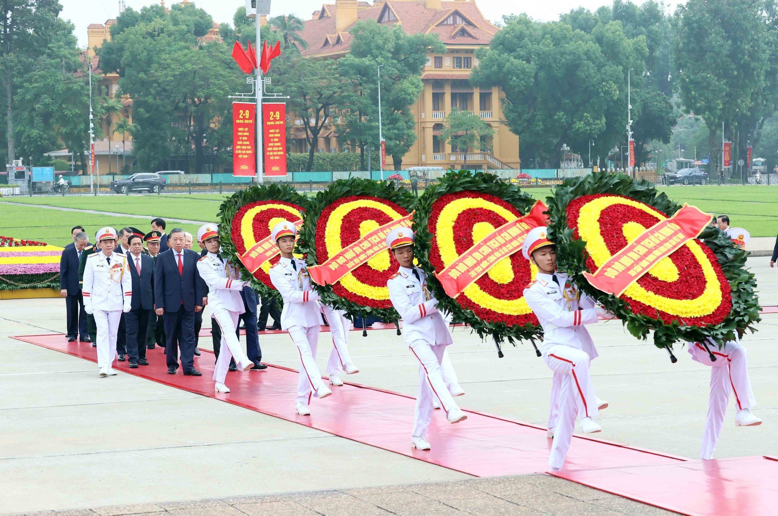 Lãnh đạo Đảng, Nhà nước viếng Chủ tịch Hồ Chí Minh nhân dịp 81 năm Quốc khánh - Ảnh 1.