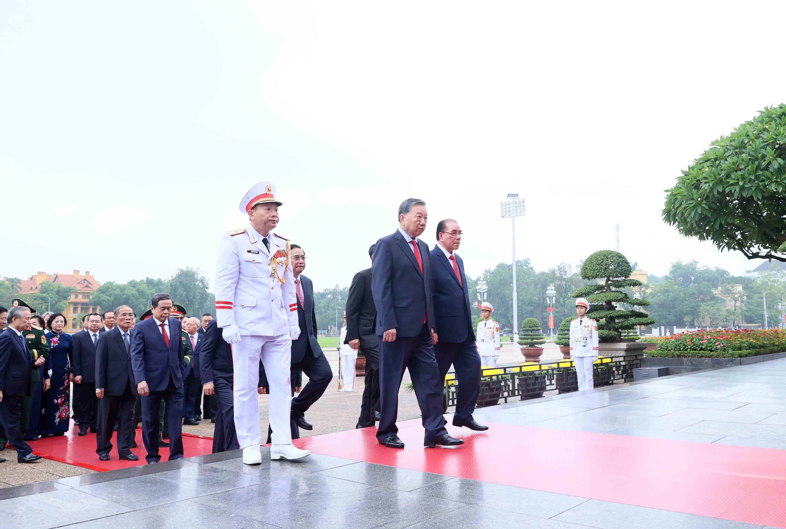 Lãnh đạo Đảng, Nhà nước viếng Chủ tịch Hồ Chí Minh nhân dịp 81 năm Quốc khánh - Ảnh 2.