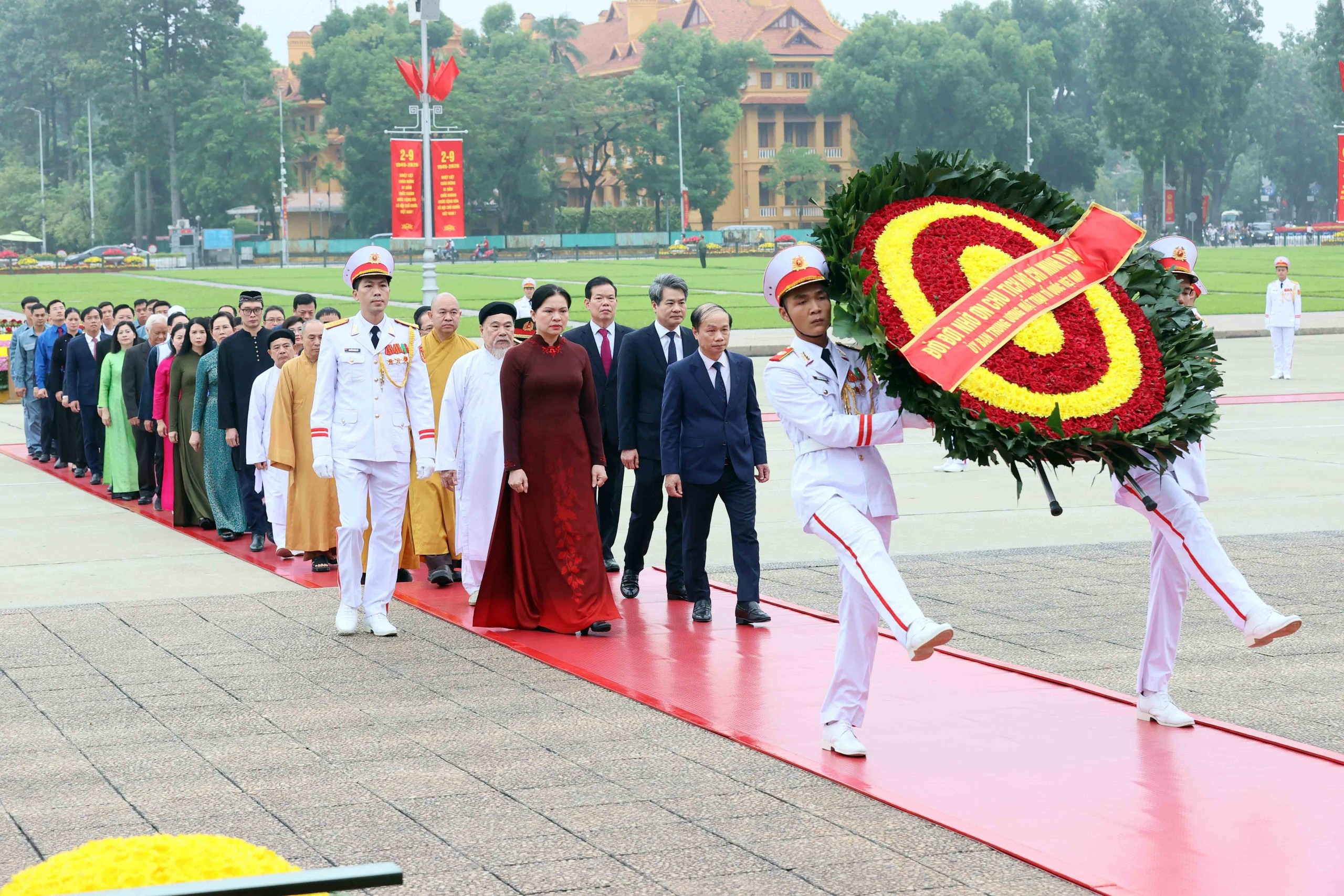 Lãnh đạo Đảng, Nhà nước viếng Chủ tịch Hồ Chí Minh nhân dịp 81 năm Quốc khánh - Ảnh 4.