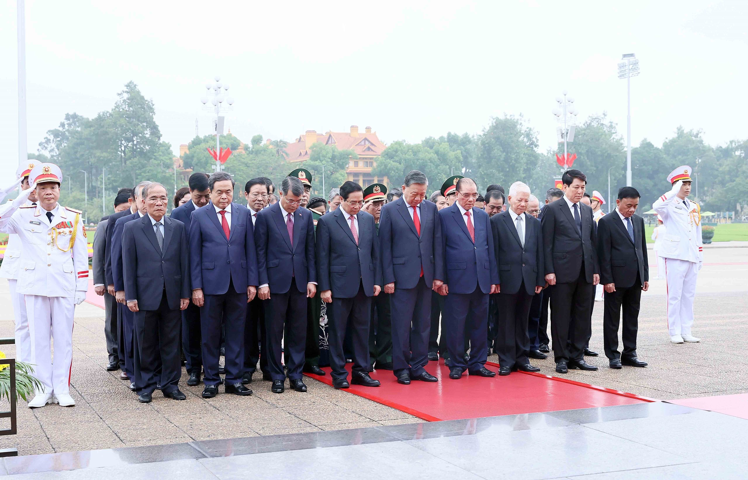 Lãnh đạo Đảng, Nhà nước viếng Chủ tịch Hồ Chí Minh nhân dịp 81 năm Quốc khánh - Ảnh 3.
