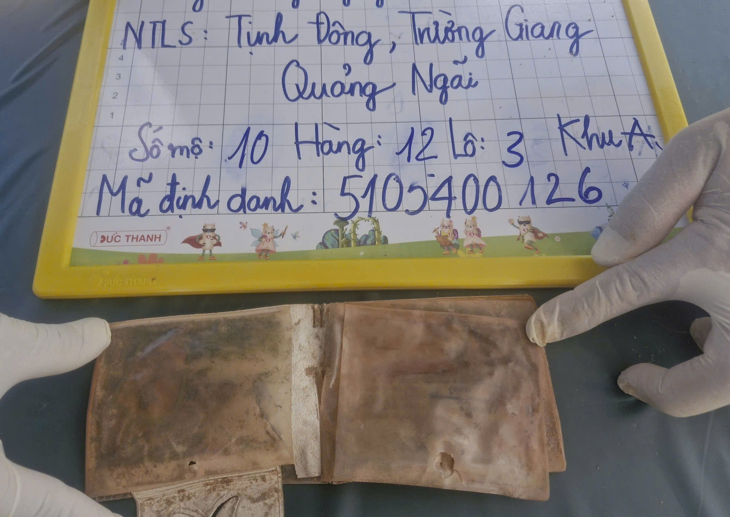 Tìm thấy chiếc ví da có tên 'Trần Văn Thanh, quê Quảng Nam' trong mộ liệt sĩ- Ảnh 2.