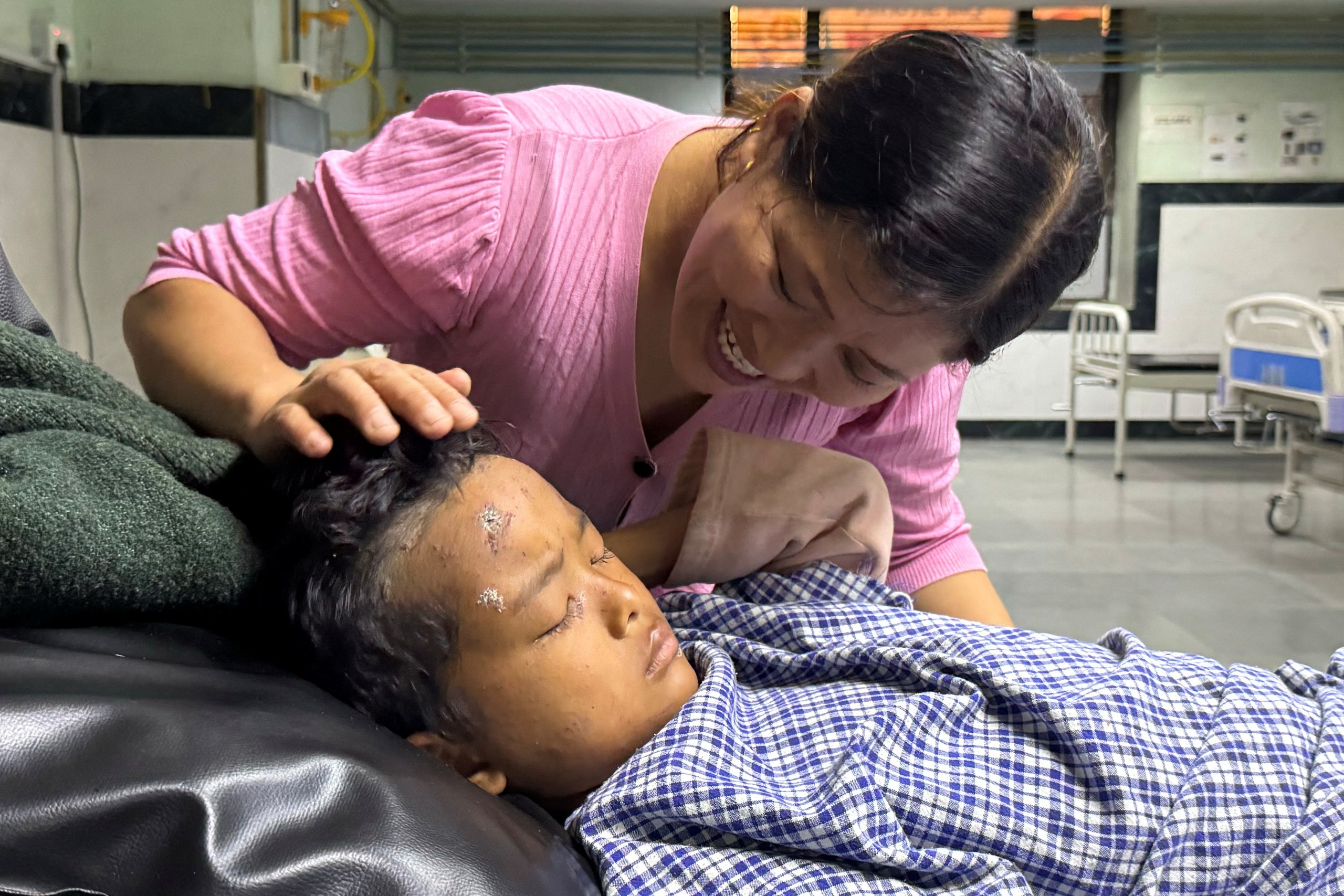 Cậu bé 8 tuổi thoát lũ nhờ trèo cây - Ảnh 1.
