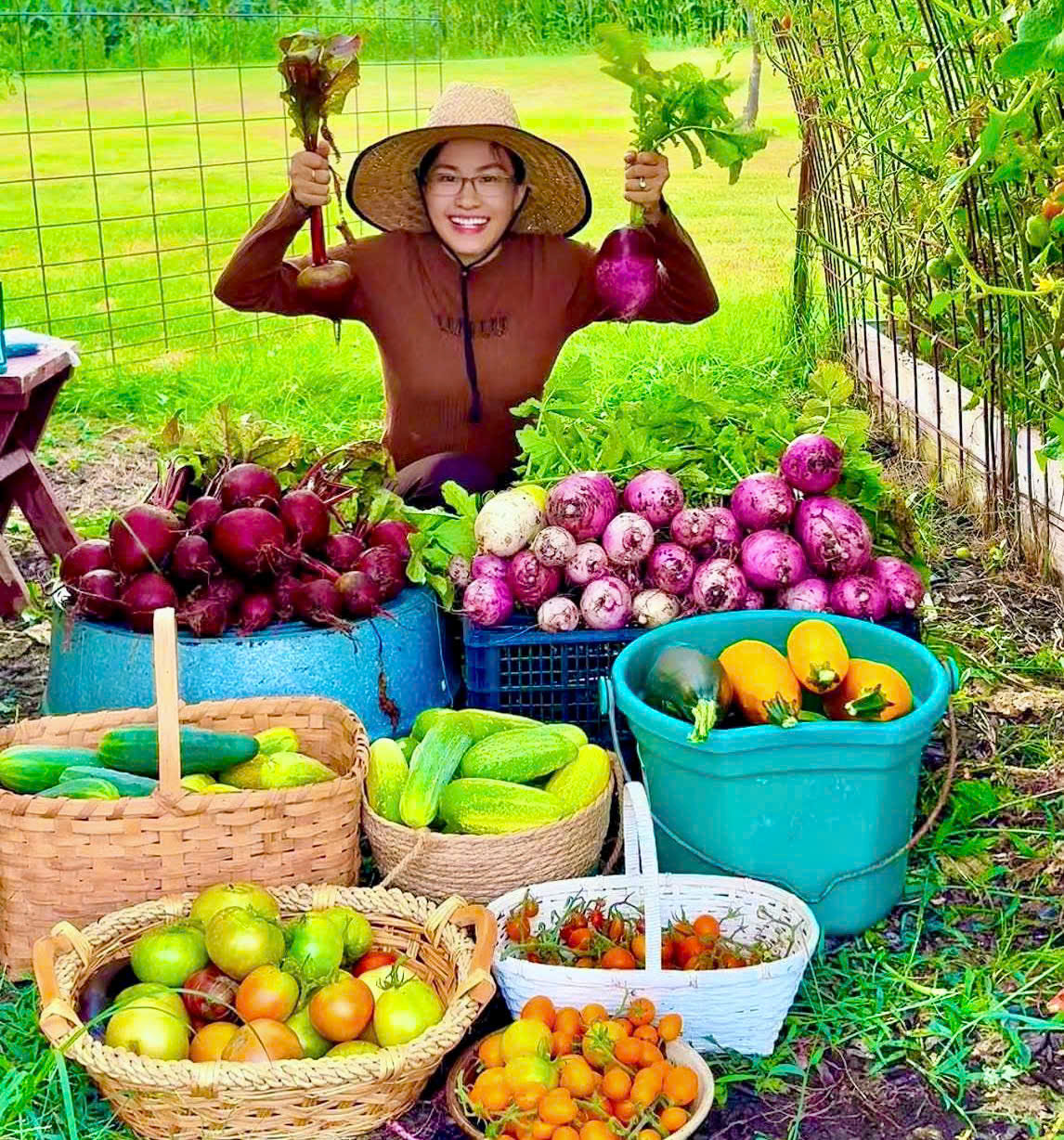 Cô gái Việt biến khoảng đất ở Mỹ thành khu vườn rau trái rực rỡ - Ảnh 1.
