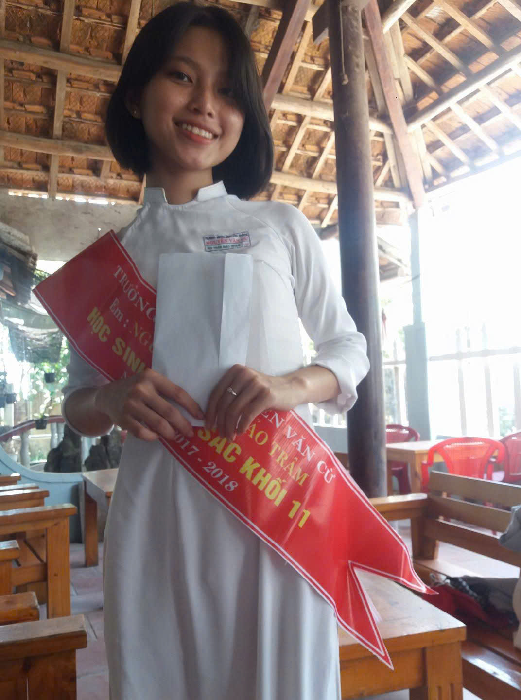 Nữ sinh xứ Quảng l&agrave; thủ khoa Văn cả nước năm 2019 giờ ra sao? - Ảnh 1.