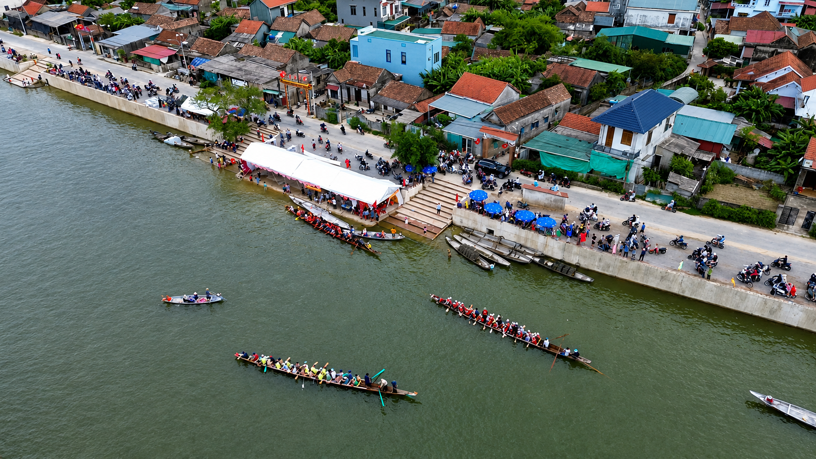 Tết Độc lập về, quê hương Đại tướng Võ Nguyên Giáp lại dậy sóng đua bơi - Ảnh 1.