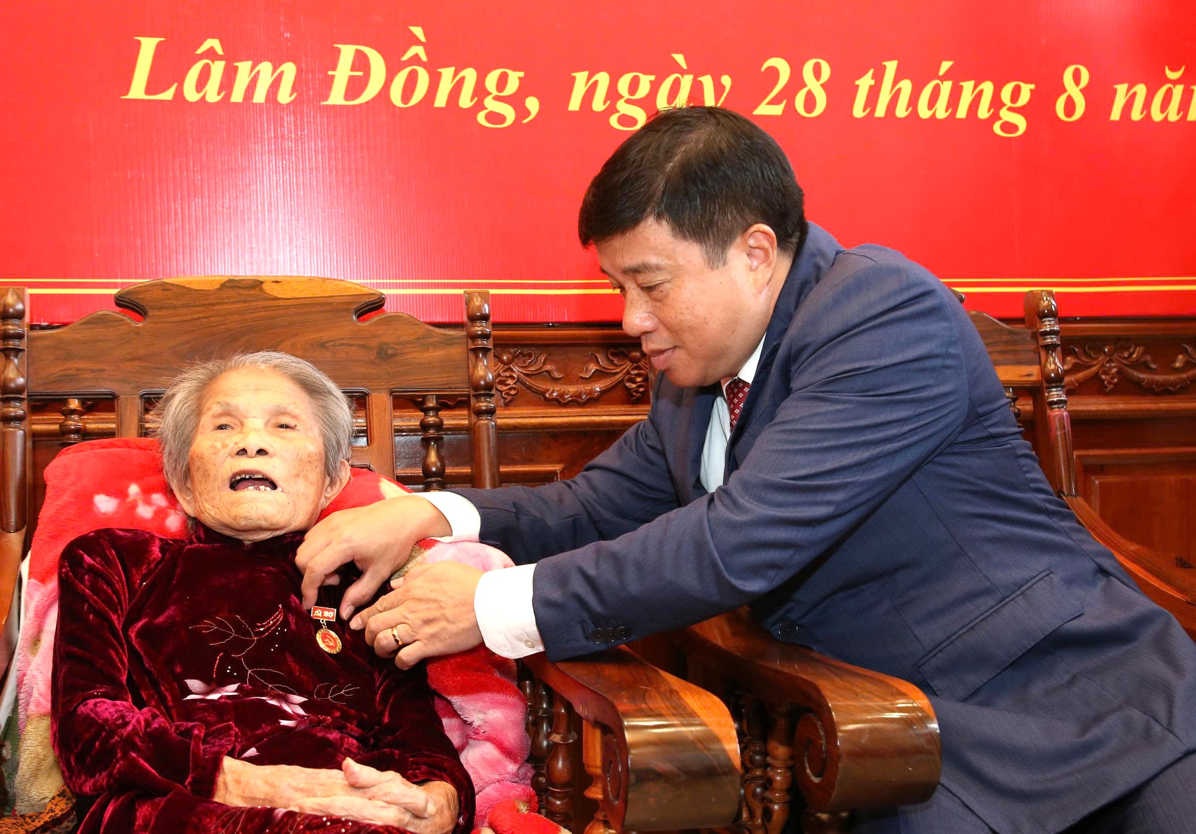 Hai cụ bà gần 100 tuổi ở Lâm Đồng nhận Huy hiệu 80 năm tuổi Đảng- Ảnh 1.
