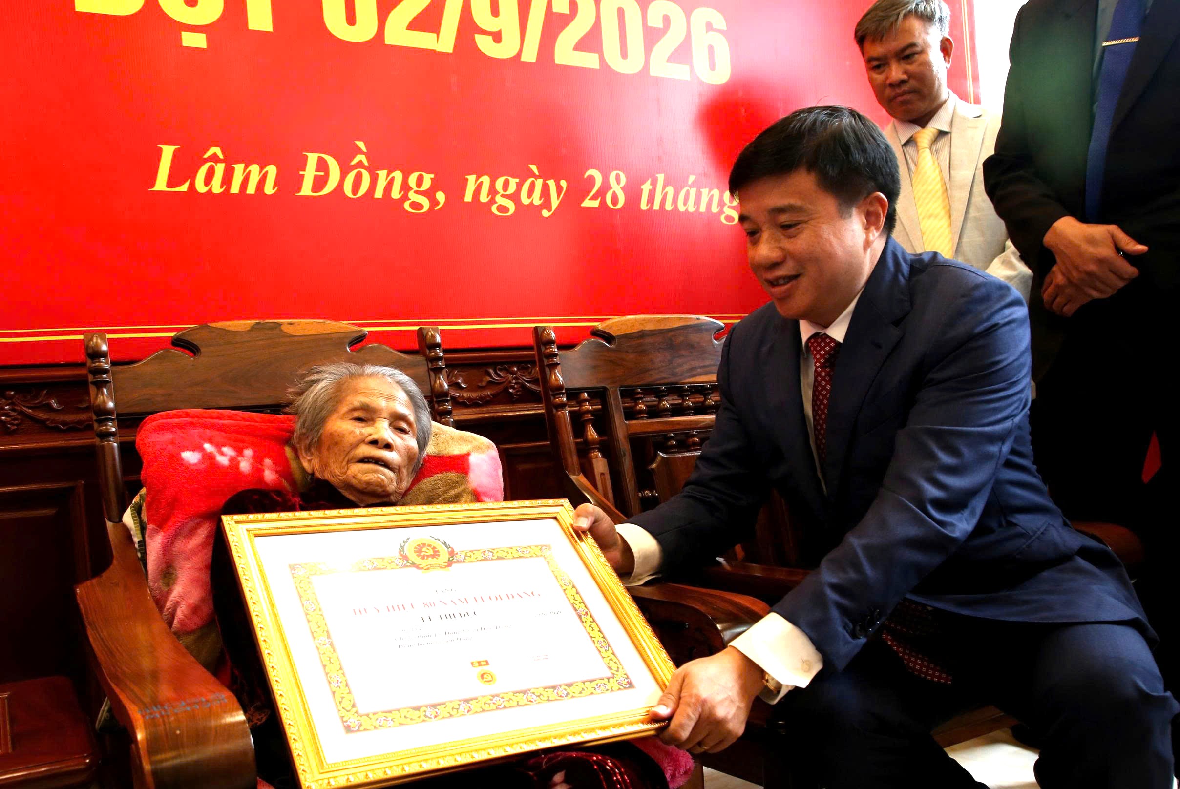 Hai cụ bà gần 100 tuổi ở Lâm Đồng nhận Huy hiệu 80 năm tuổi Đảng- Ảnh 5.
