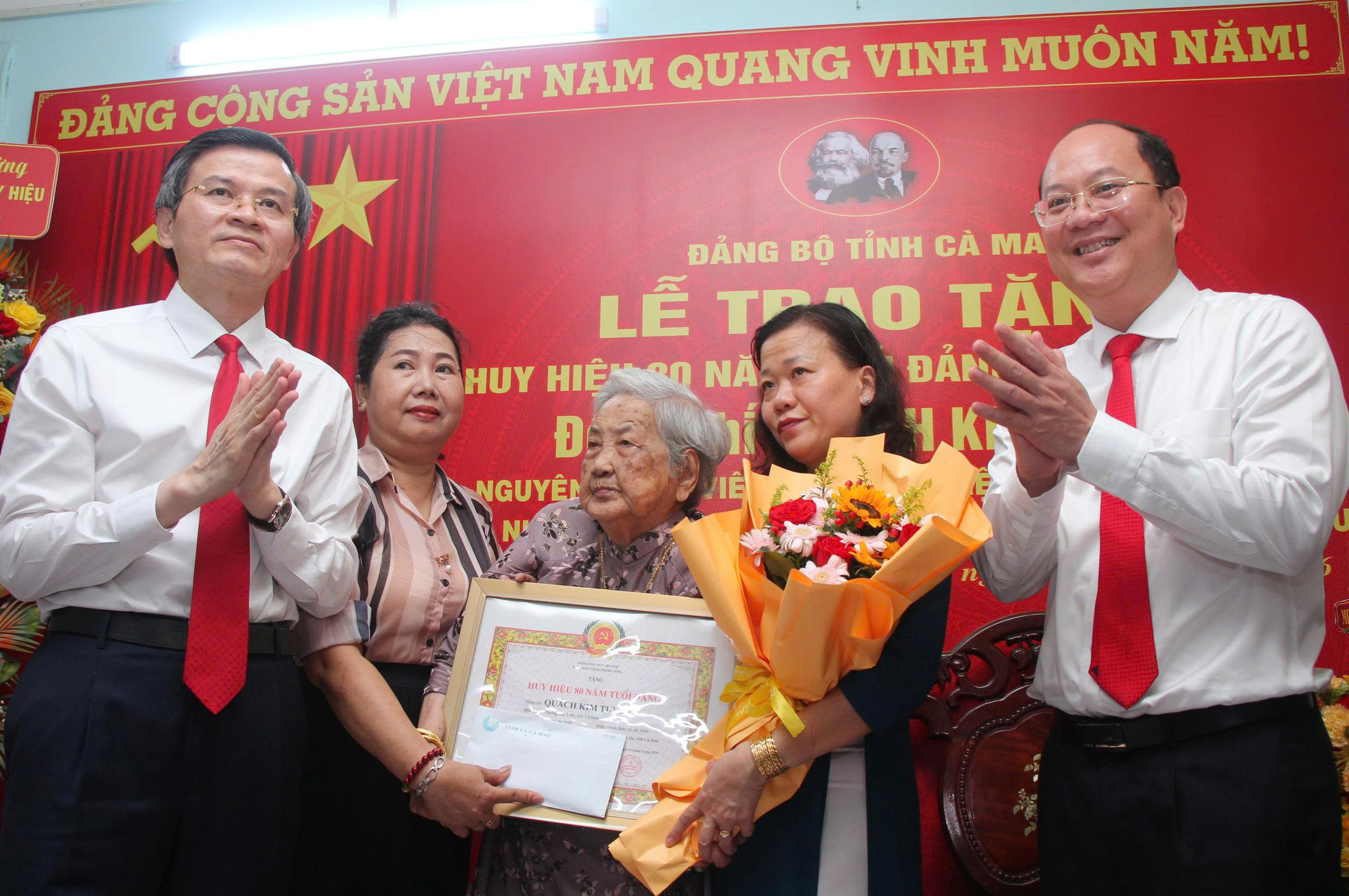 Trao Huy hiệu 80 năm tuổi Đảng cho đảng viên lão thành tại Cà Mau - Ảnh 1.