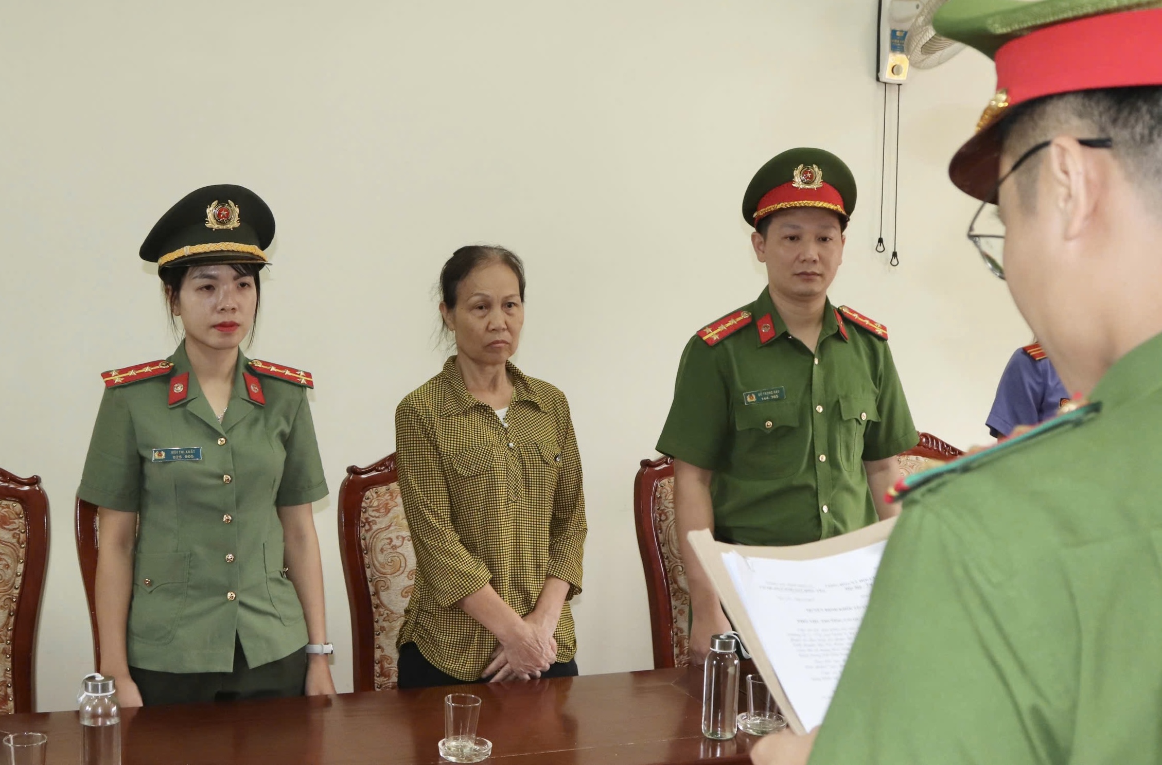 Bị khởi tố vì sản xuất hàng trăm kg bánh cuốn chứa hàn the - Ảnh 1.