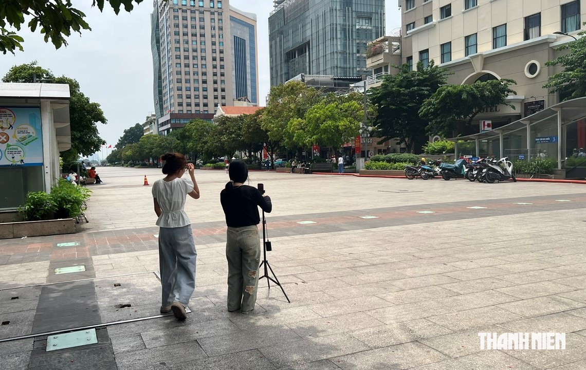 Ngày đầu nghỉ lễ, nơi vắng vẻ, nơi hút người trẻ check in lưu lại kỷ niệm - Ảnh 1.