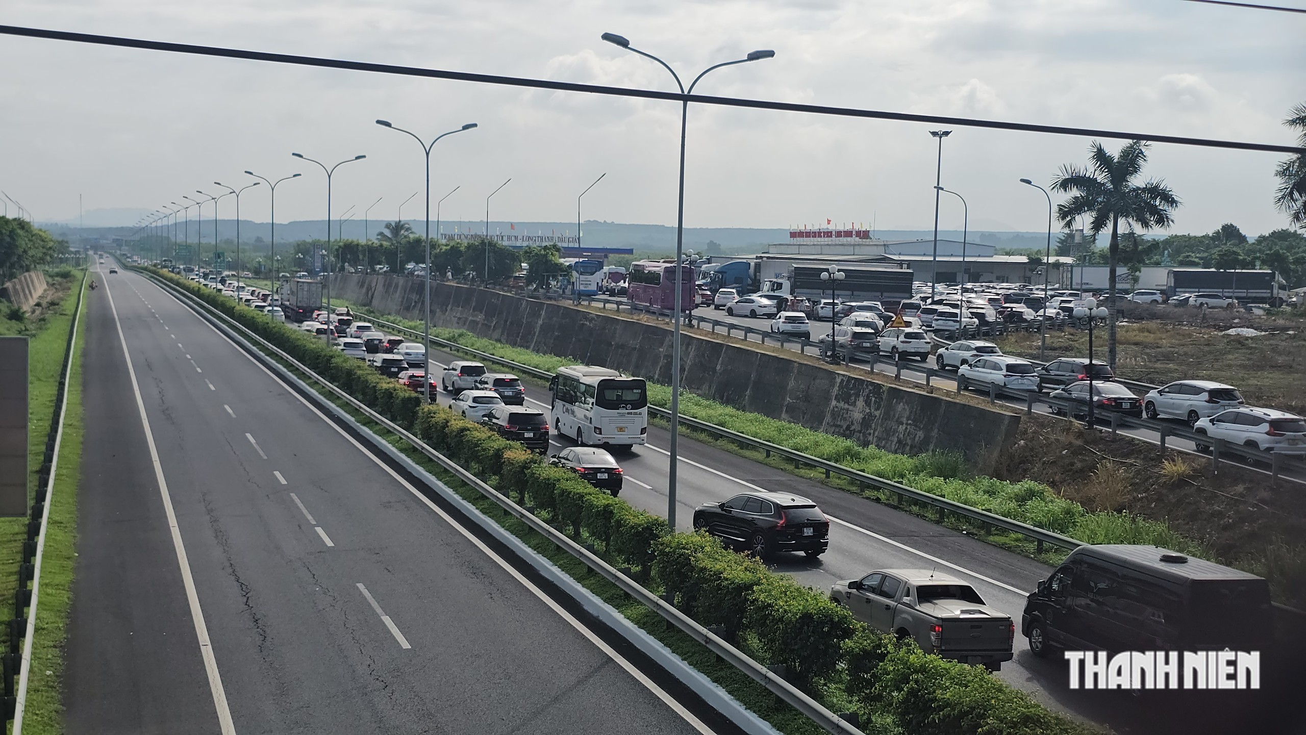 Kẹt xe trên cao tốc TP.HCM - Long Thành - Dầu Giây, trạm dừng chân đông nghẹt- Ảnh 5.