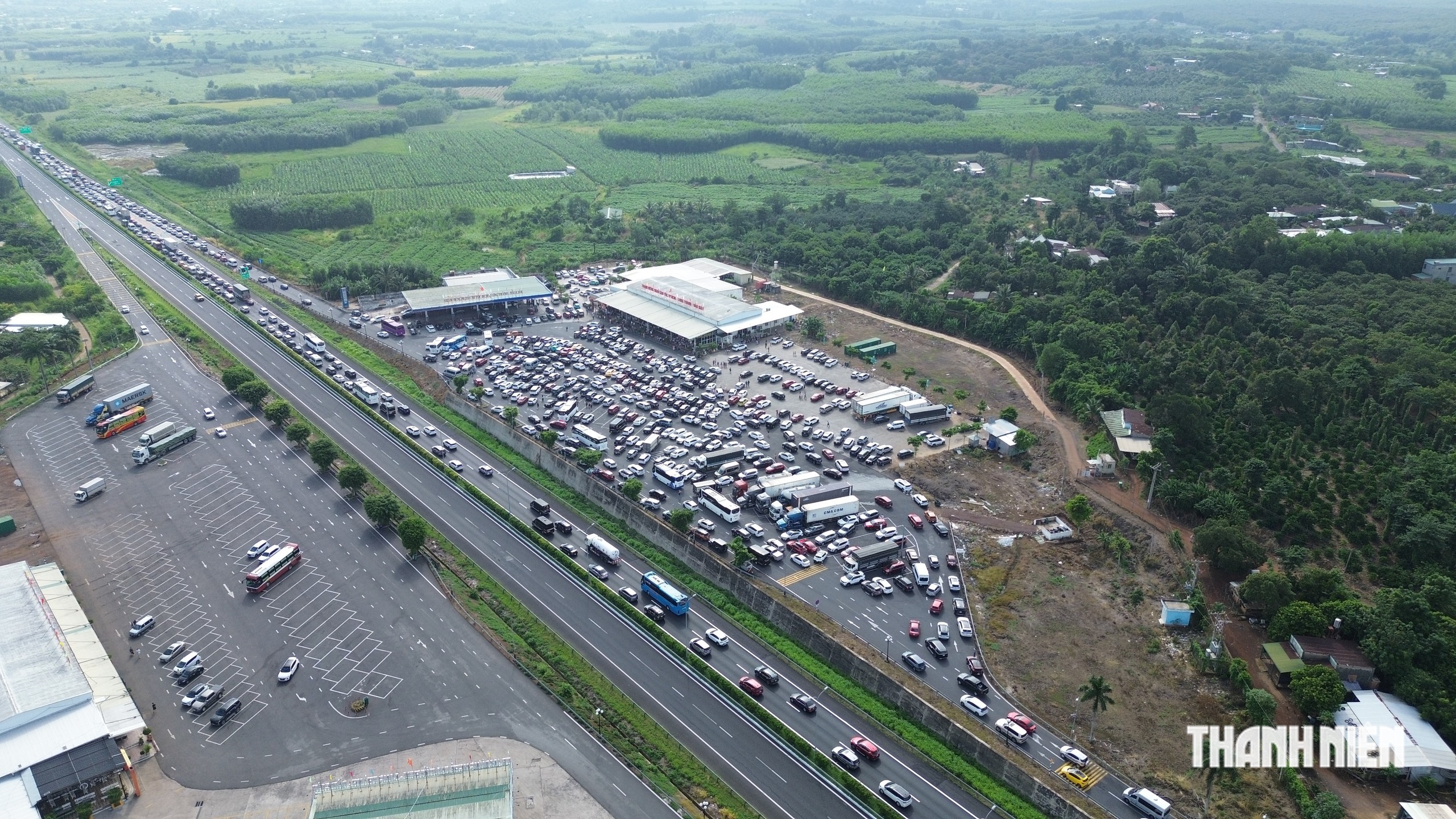 Kẹt xe trên cao tốc TP.HCM - Long Thành - Dầu Giây, trạm dừng chân đông nghẹt- Ảnh 1.