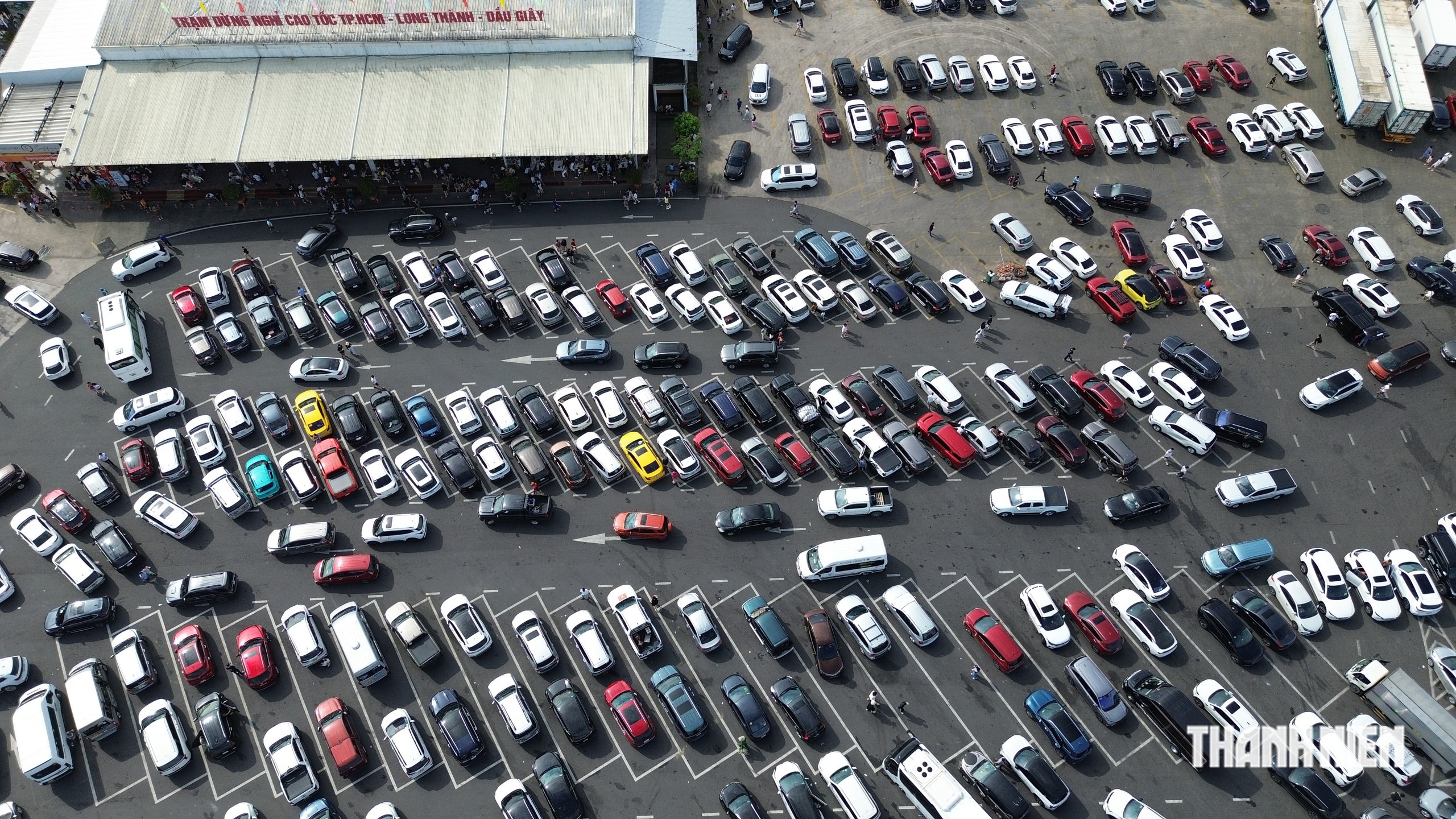 Kẹt xe trên cao tốc TP.HCM - Long Thành - Dầu Giây, trạm dừng chân đông nghẹt- Ảnh 4.