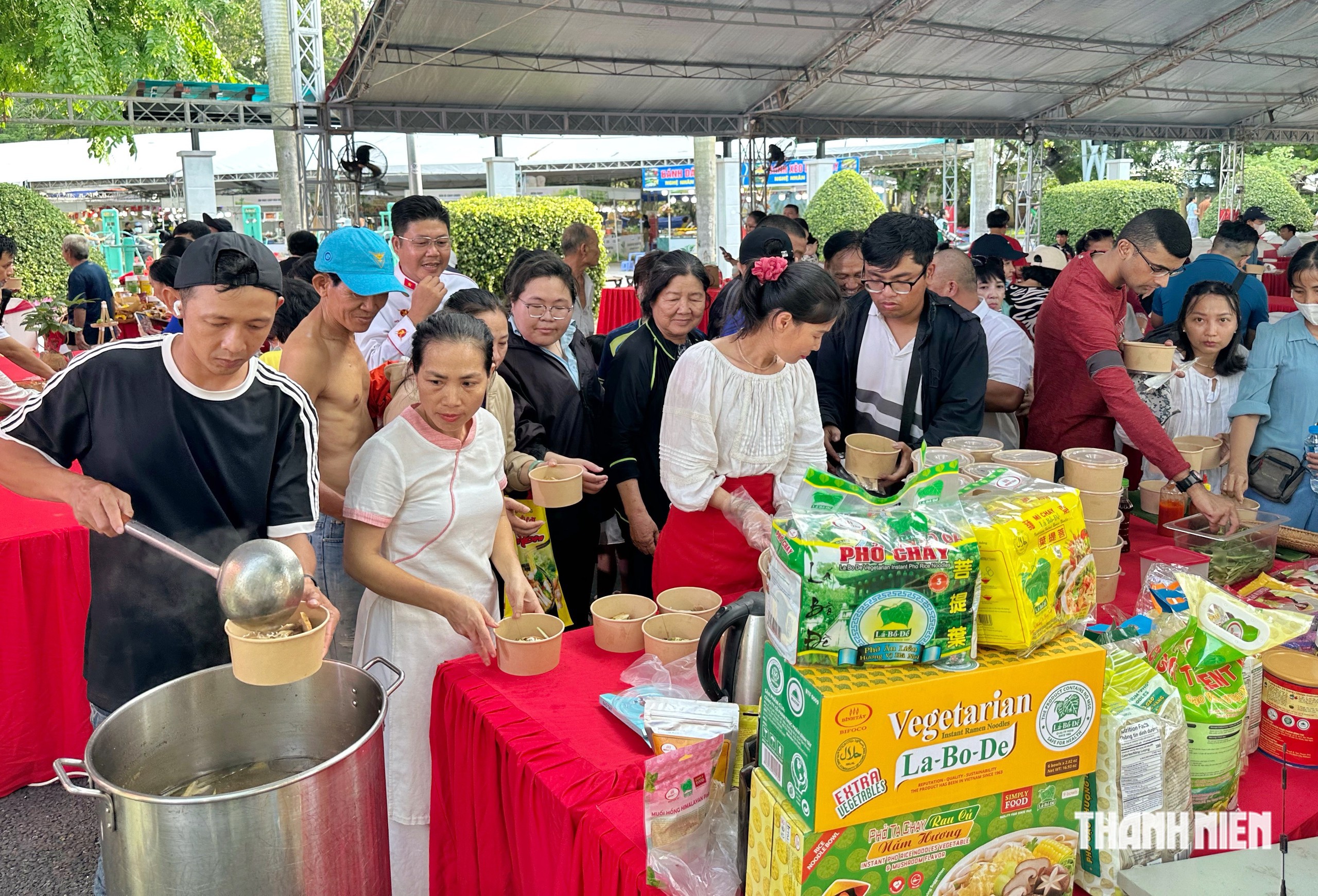 Ngày đầu nghỉ lễ 2.9: 500 phần ăn miễn phí ở lễ hội ẩm thực chay TP.HCM - Ảnh 1.