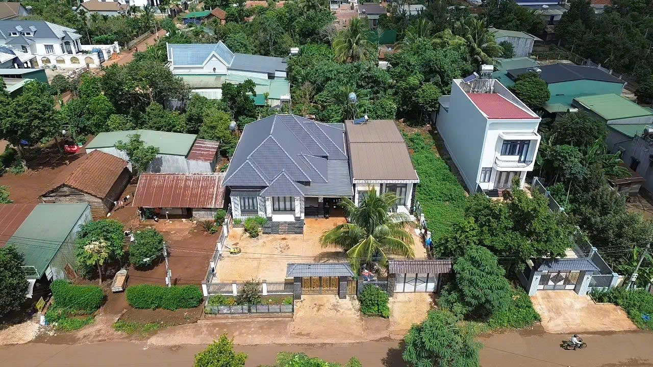 Sầu riêng được mùa được giá, người dân xây biệt thự sắm xe sang - Ảnh 2.