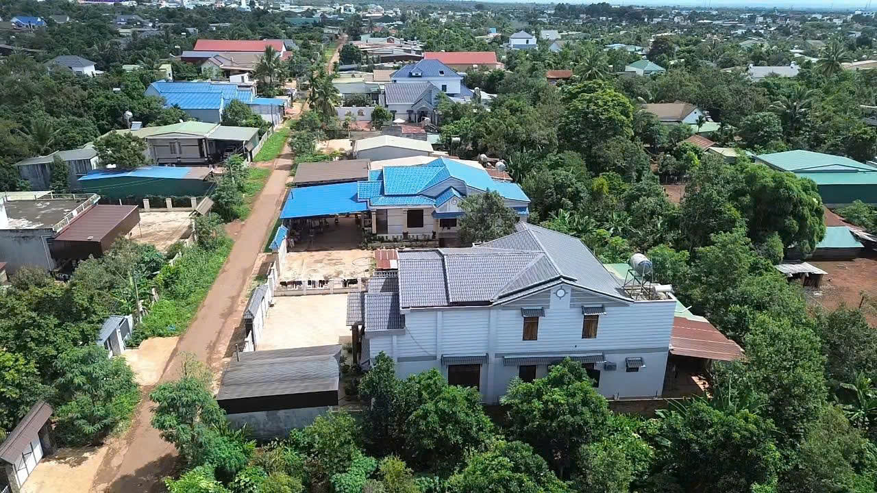 Sầu riêng được mùa được giá, người dân xây biệt thự sắm xe sang - Ảnh 1.