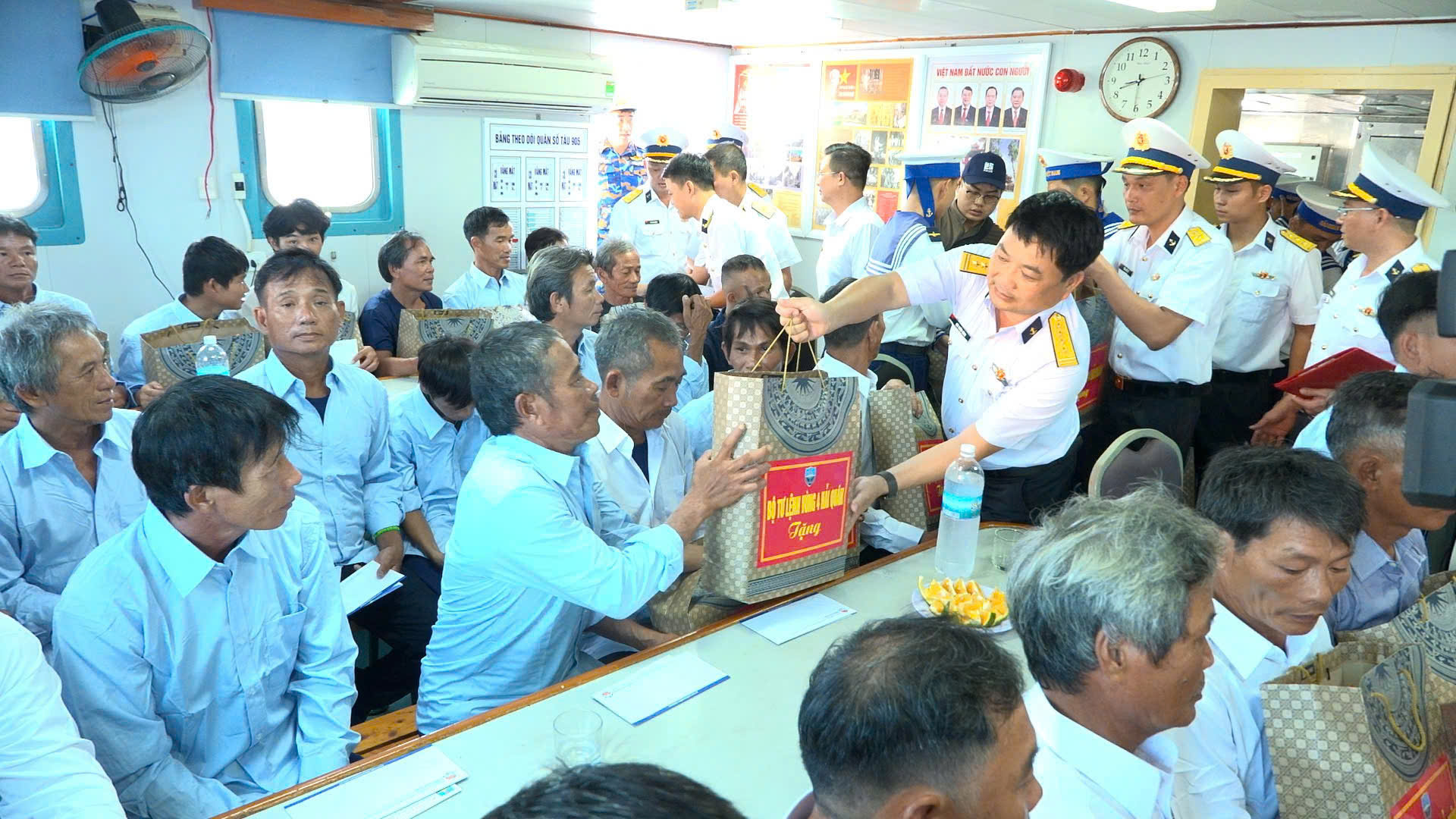 Đưa 33 ngư dân Quảng Ngãi gặp lốc xoáy, chìm tàu về bờ, 3 người mất tích- Ảnh 3.